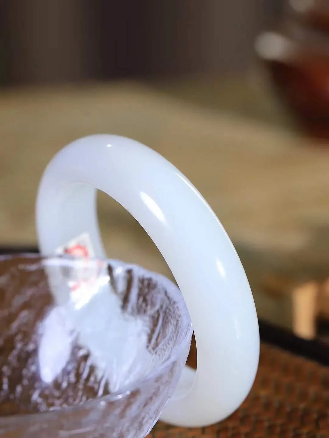 【一见钟情·手镯】

收藏级和田玉白玉手镯。镯型饱满，温润细腻，脂润沁香。️执一卷书，沏一盏茶，着一袭裙，戴一只镯。淡淡浅笺，素心若兰，静赏玉中诗画。悠悠岁月，芊手轻摘，盛满诗样芳华。重72.5克   内径圈口54.5mm 尺寸15.8-9.6mm  FDA-11125833