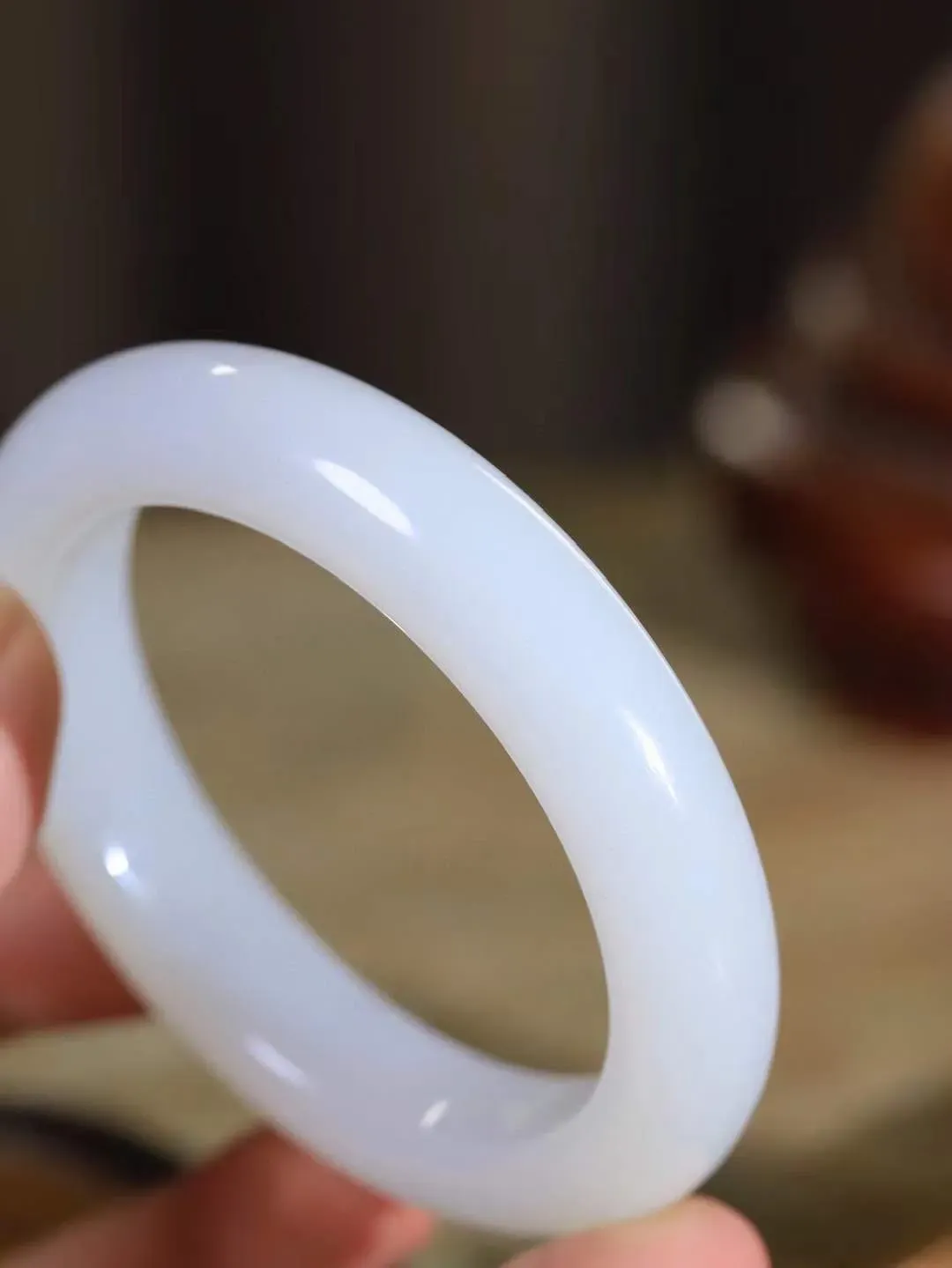 （一见倾心.手镯）

收藏级️和田玉白玉手镯，玉质温润细腻 油性十足 手感舒适，高华雅逸，线条流畅，简约大气，美自天成，素雅高贵。佩戴于腕间，婉约之美，举手投足间透出那低调奢华。重72.5克  尺寸57.5-13.6-10.3mm  56120836A