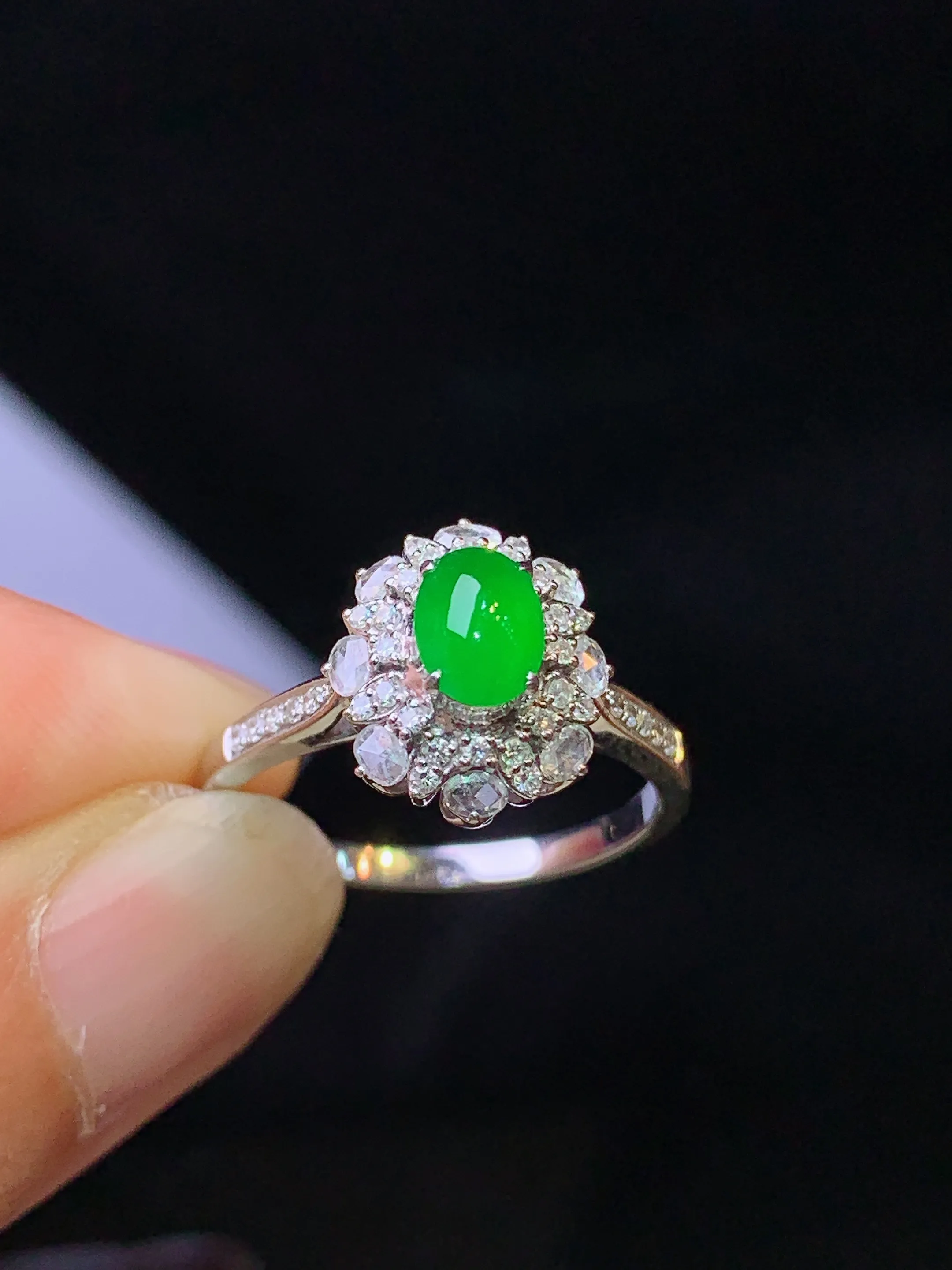 18k金钻镶嵌满绿蛋面戒指 玉质细腻 水润亮眼 色泽艳丽 圈口12.5 整体尺寸11.5*10*8.8