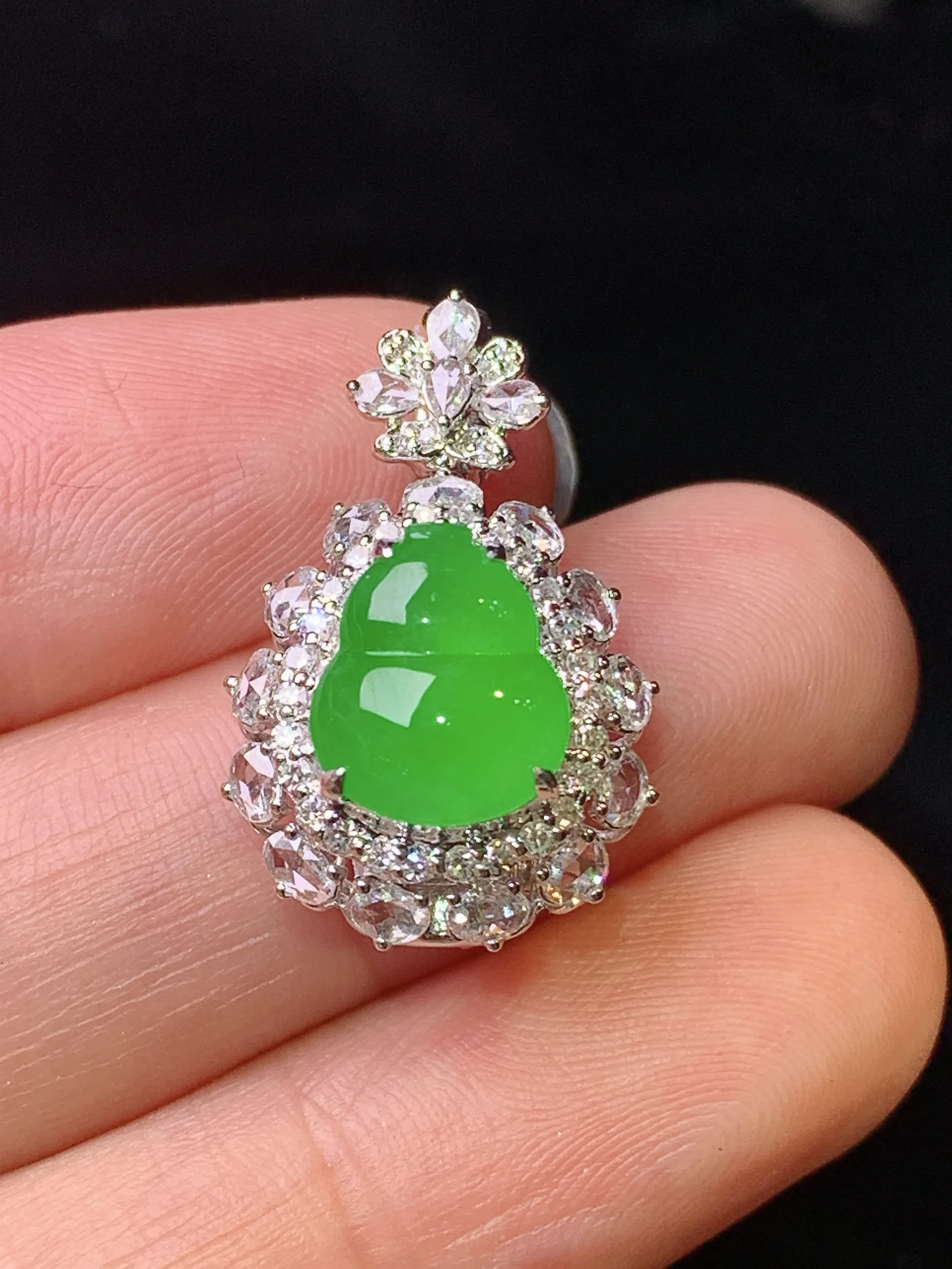 18k金钻镶嵌满绿葫芦手链吊坠两用款 玉质细腻 水润亮眼 色泽艳丽 整体尺寸22.8*14.8*10