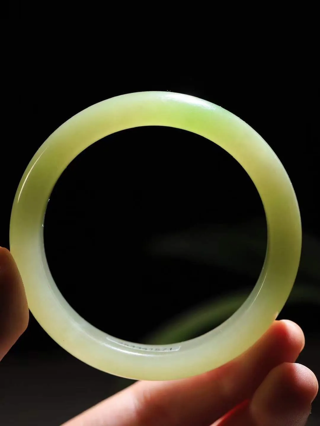 【翠色怡人.手镯】

精品和田玉翠青手镯，精品超级美镯，玉质细腻饱满，️温润脂香，仙雾缥缈，怡静如画，意蕴十足～，戴于腕间，神秘与高贵并存，给人以出尘的风雅，优美脱俗，气质非凡。重63.4克 内径57.5mm尺寸14.8-8.5mm19125800A