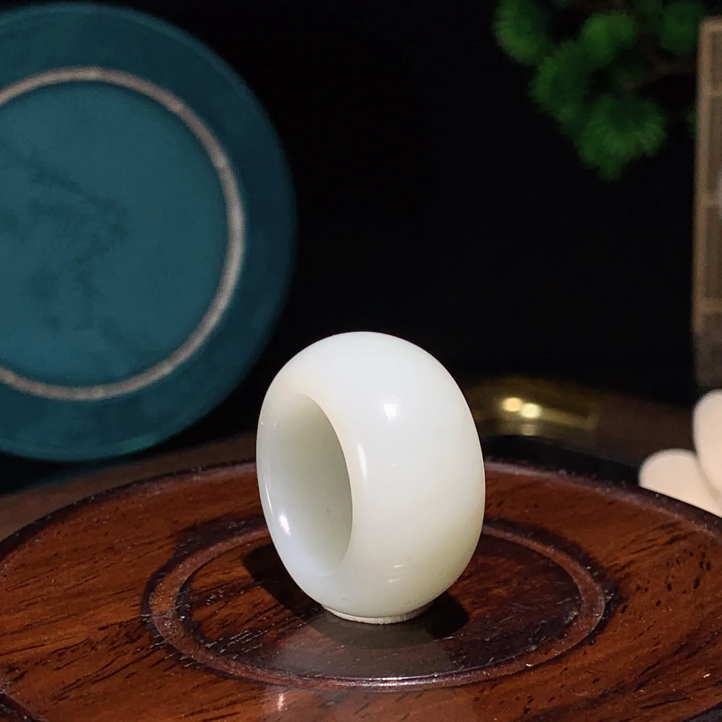 和田玉白玉戒指。白玉指环。内径18尺寸14/6重12克。白度一级。玉质细腻油润。手推出油。佩戴高端典