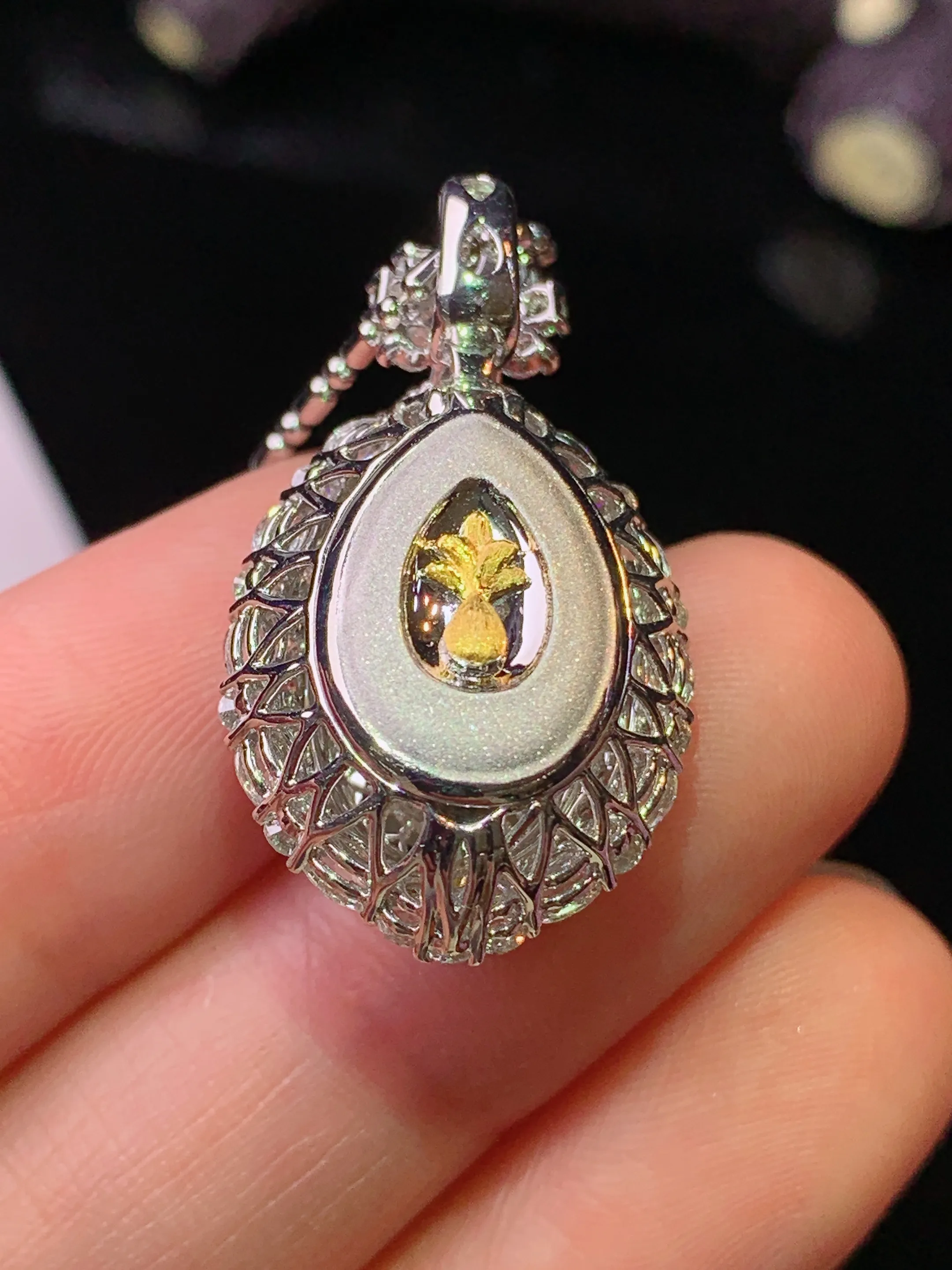 18k金钻镶嵌满绿蛋面吊坠 玉质细腻 水润亮眼 色泽艳丽 整体尺寸29.2*16.5*13