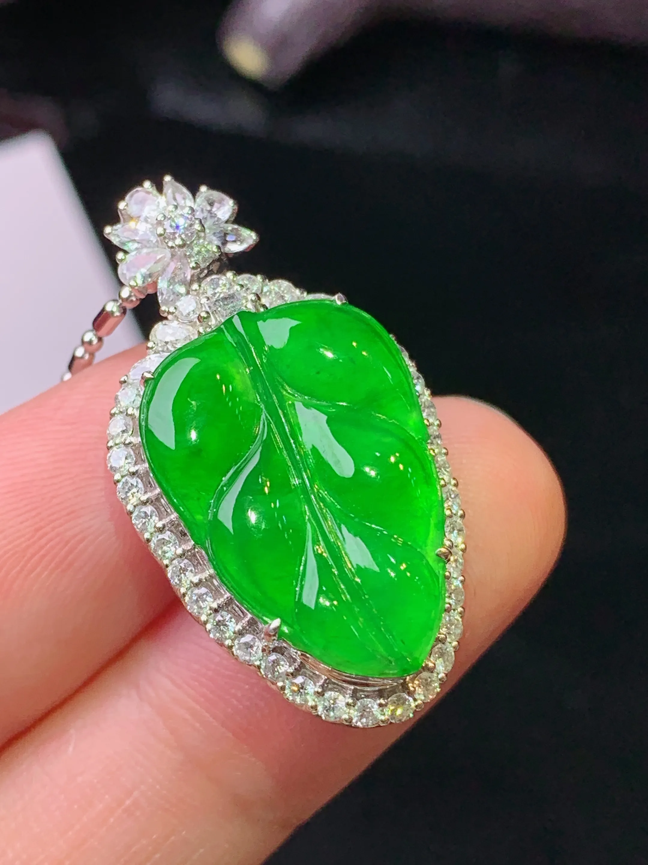 18k金钻镶嵌满绿树叶吊坠 玉质细腻 水润亮眼 色泽艳丽 整体尺寸30.3*16.7*9