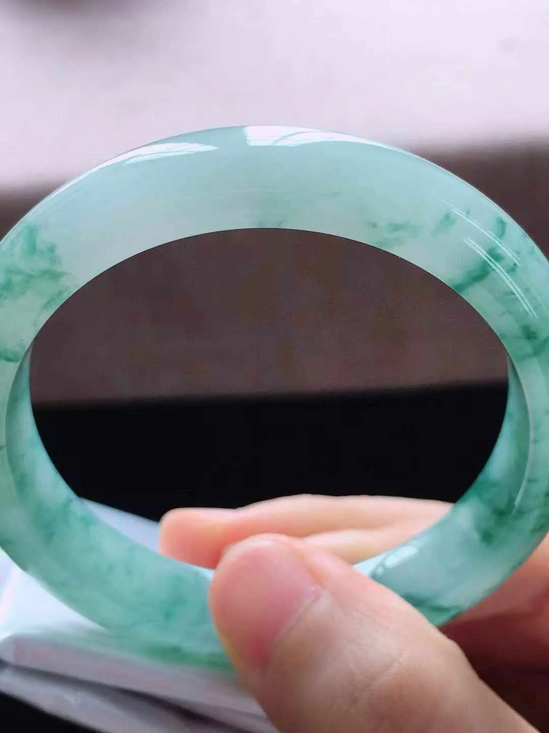 【翡翠名称】老种冰飘花53.5正圈口翡翠手镯
【翡翠尺寸】53.5*12*7.5mm适合52.5-55正圈口佩戴
【翡翠描述】缅甸天然翡翠A货，种老水足，玉质细腻，色泽靓丽，性价比高，佩戴效果好！