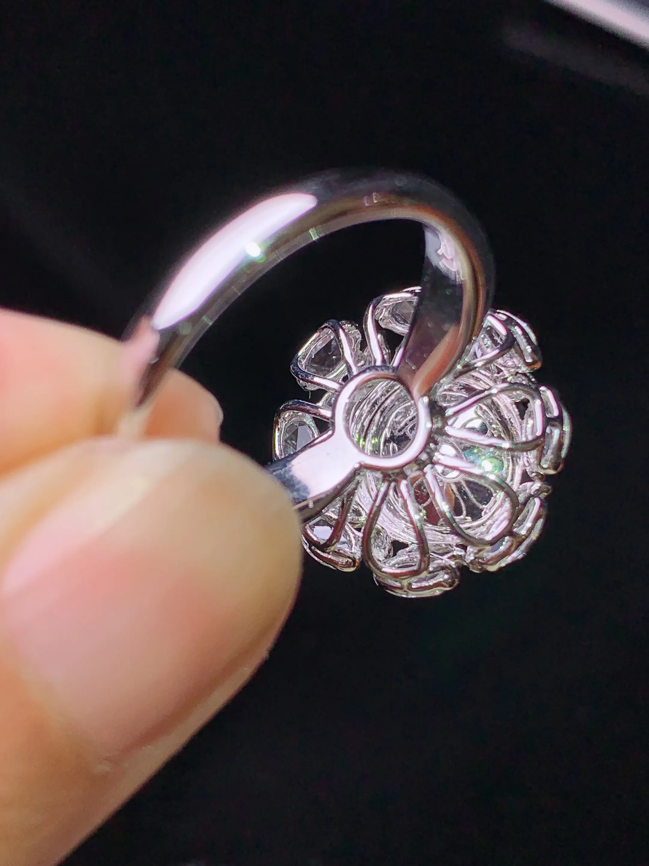 18k金钻镶嵌紫罗兰蛋面戒指 玉质细腻 水润亮眼 色泽艳丽 圈口14.5 整体尺寸17*16*13.2