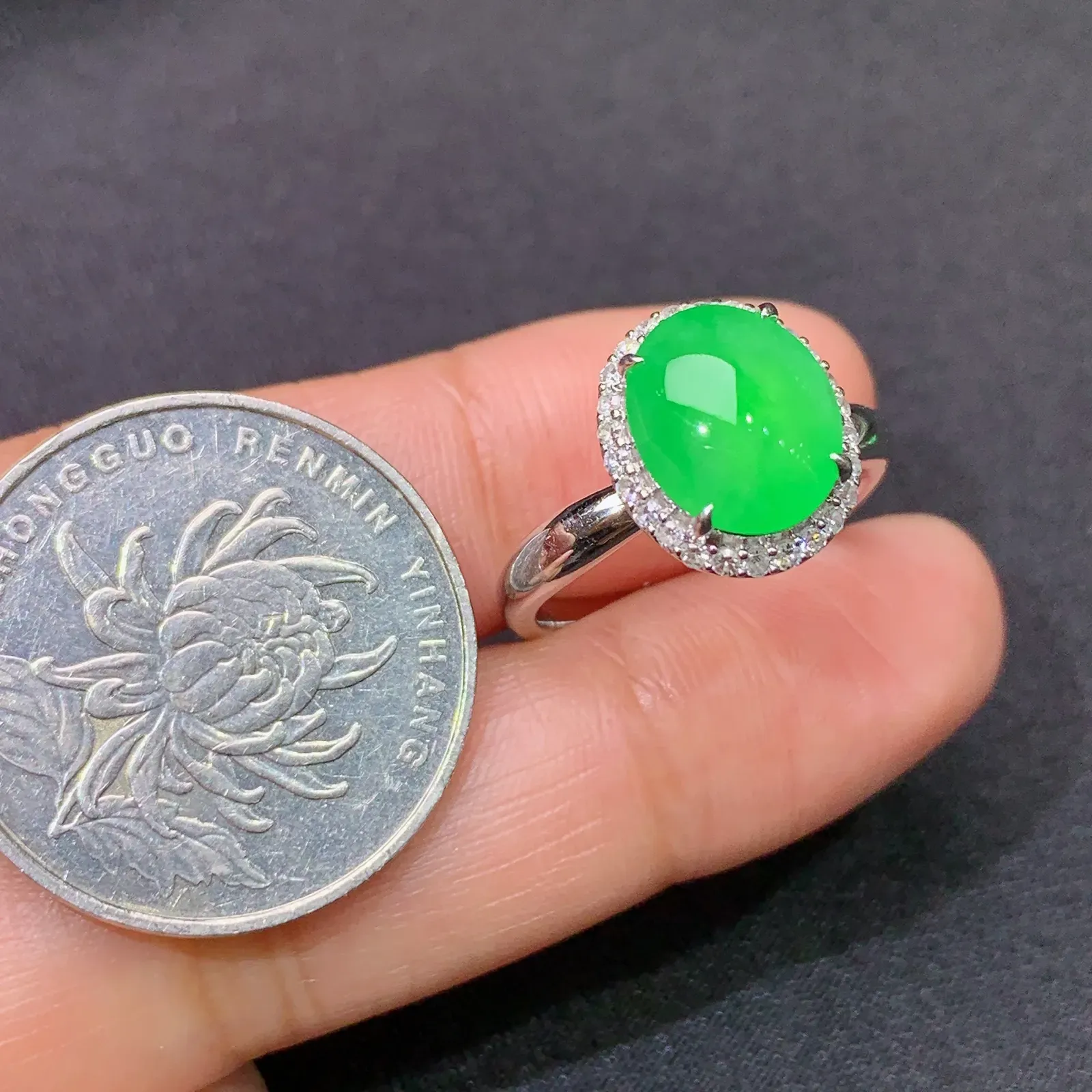 冰阳绿蛋面戒指，18K金镶嵌，款式精美，冰润色阳，种水足，Jc 圈口14 裸石10.2*8.5*3.3