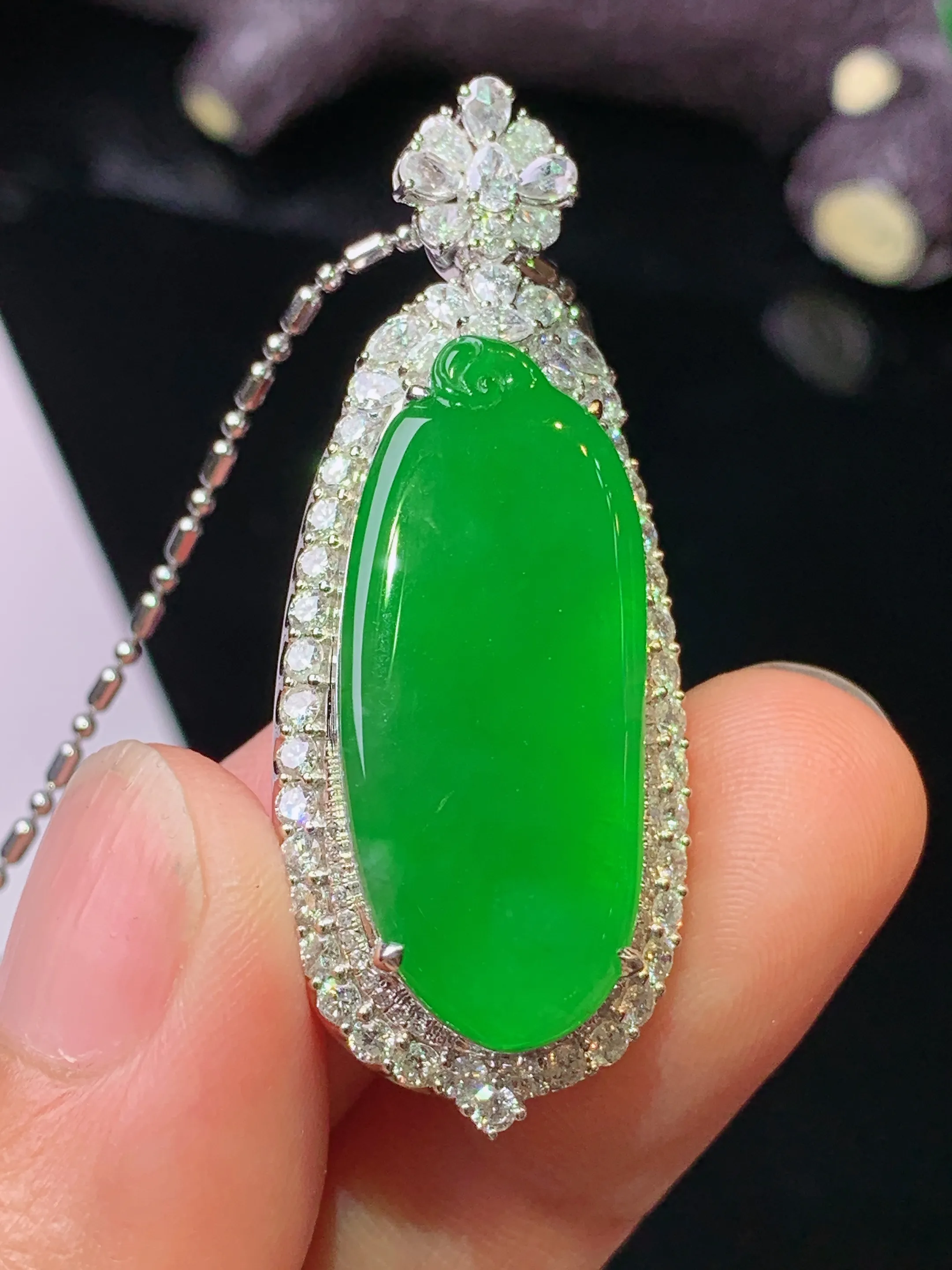 18k金钻镶嵌满绿福瓜吊坠 玉质细腻 水润亮眼 色泽艳丽 整体尺寸44.3*17.3*11.3