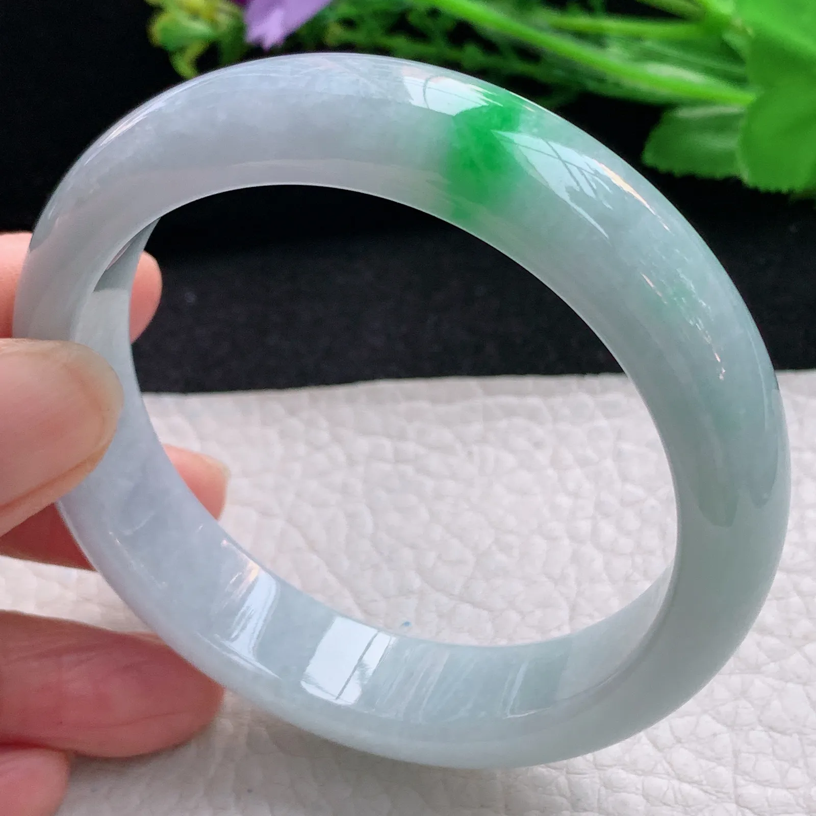 js自然光57.5*14.2*8平安镯 天然缅甸翡翠飘绿清新宽边玉手镯 珠宝玉手环