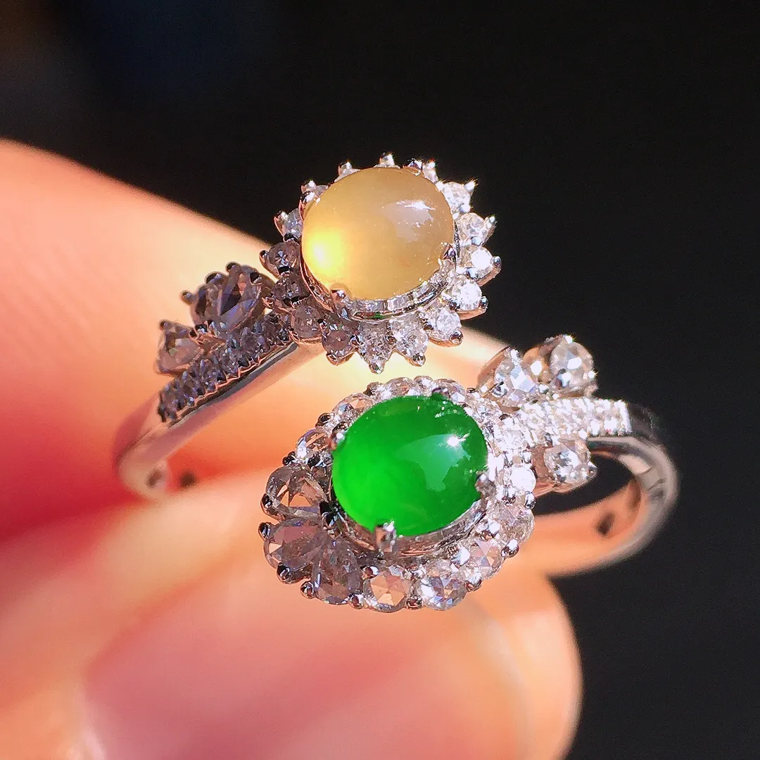 （黄+绿）二合一戒指，色泽均匀艳丽，玉质细腻，荧光感超
强，饱满圆润，尽显优雅气质，18k
金豪华镶嵌