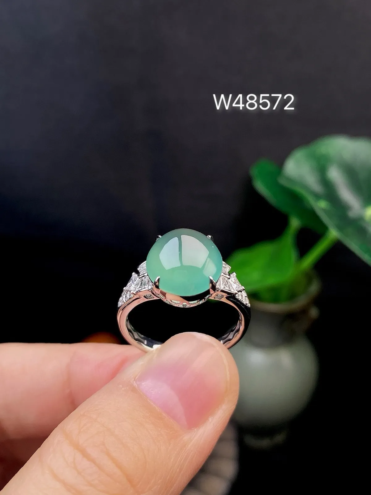 【冰种晴蛋面戒指】饱满度很好，无纹无裂，晶莹剔透，18k金钻镶嵌，裸石尺寸11.2*10.3*4.7