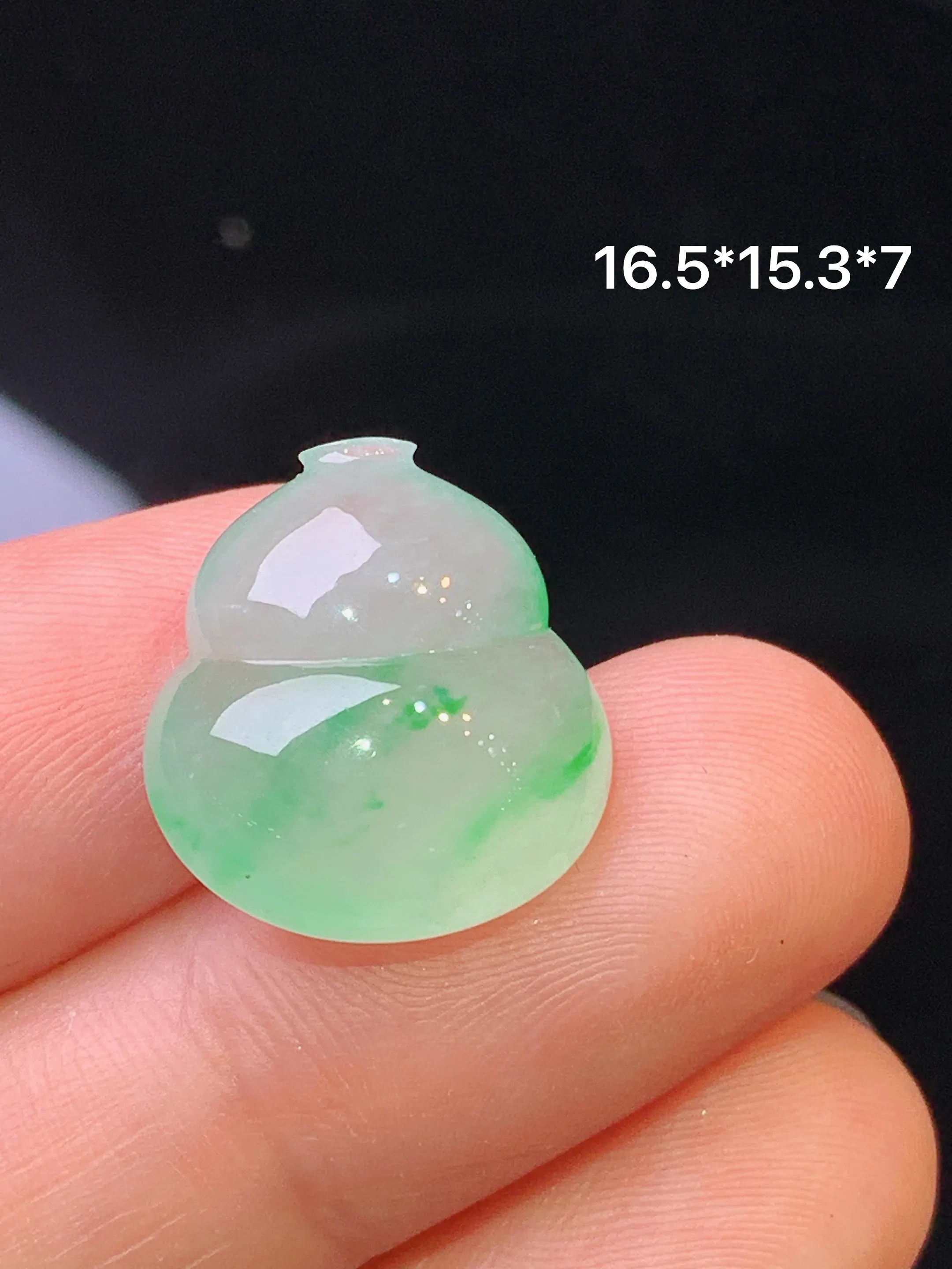 镶嵌款 飘绿葫芦吊坠 玉质细腻 水润亮眼 色泽艳丽 整体尺寸16.5*15.3*7