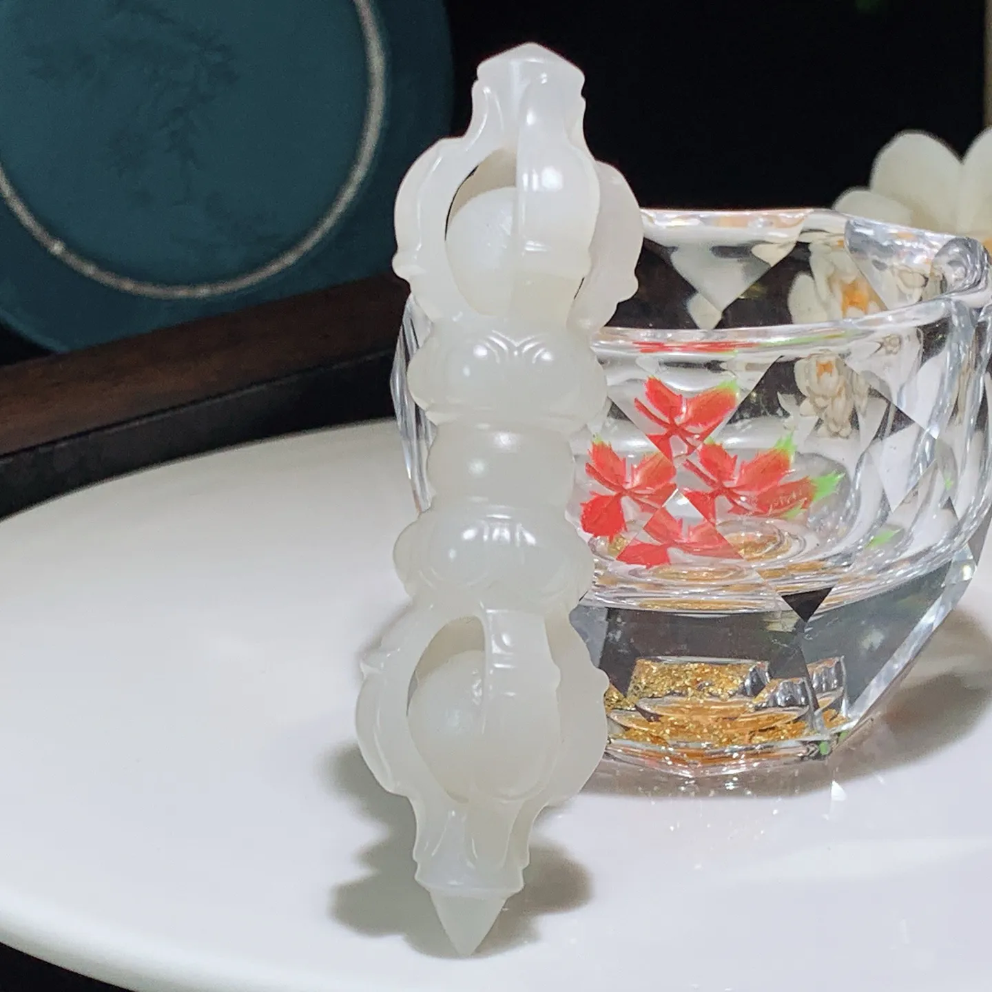 和田玉白玉羊脂白降魔杵挂件。尺寸80/23/23重30.7克。白度一级。玉质细腻油润。手推出油。佩戴