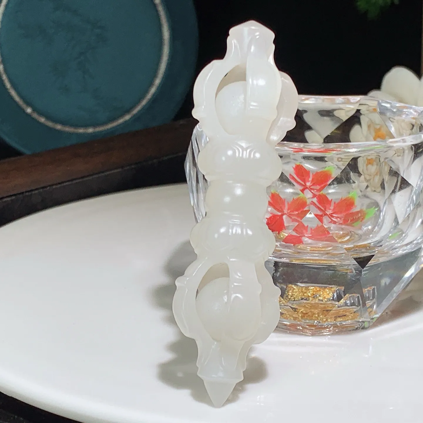 和田玉白玉羊脂白降魔杵挂件。尺寸80/23/23重30.7克。白度一级。玉质细腻油润。手推出油。佩戴高端典雅。lt251208