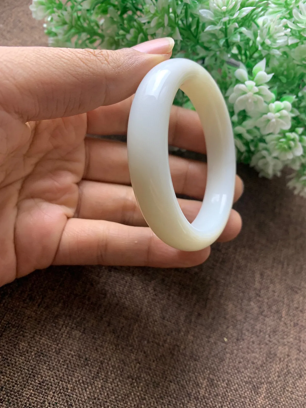 和田玉54.5圈口白玉手镯，品质好，玉质细腻油润，底色纯净 ，高脂粉