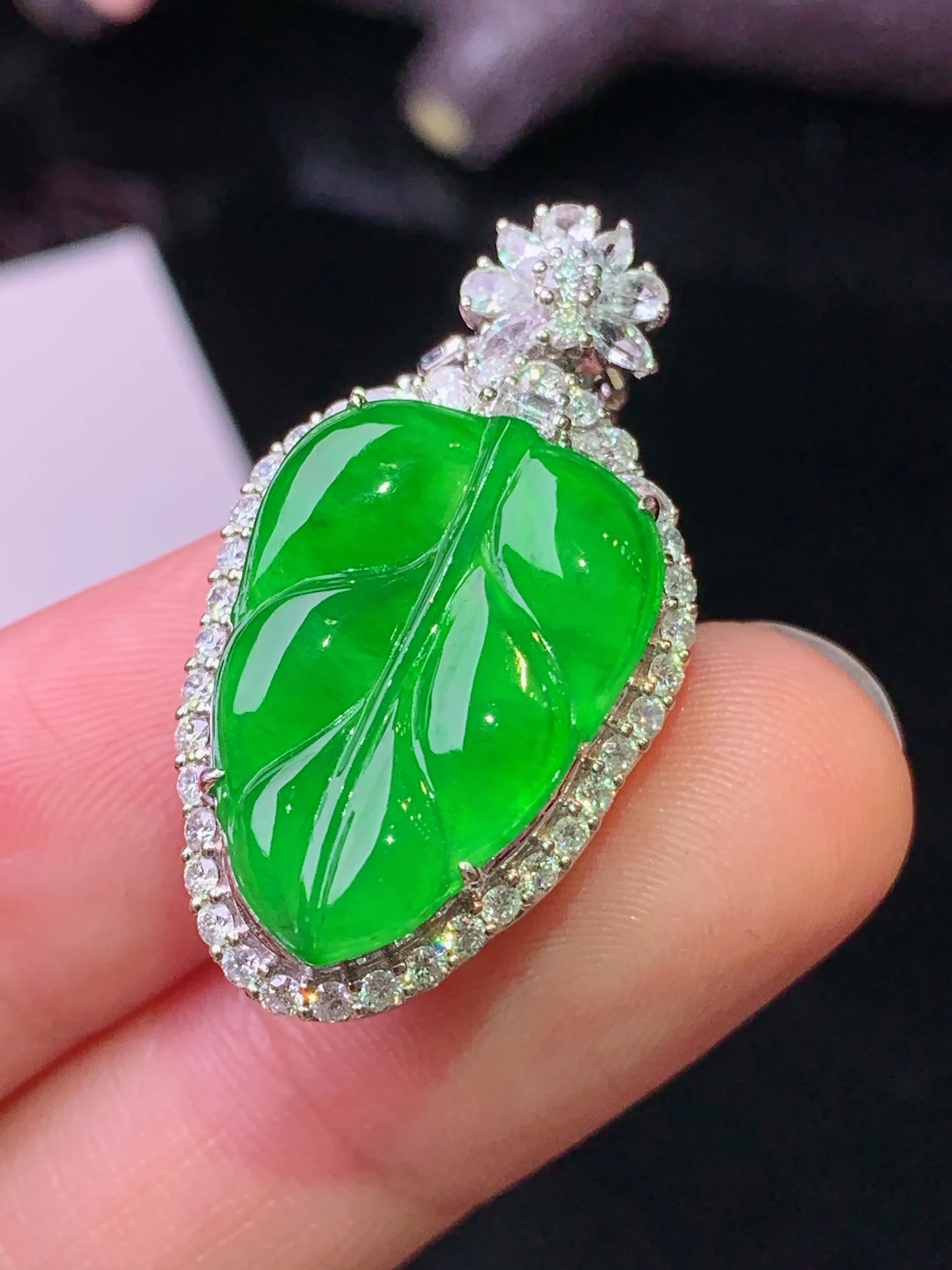 18k金钻镶嵌满绿树叶吊坠 玉质细腻 水润亮眼 色泽艳丽 整体尺寸30.3*16.7*9