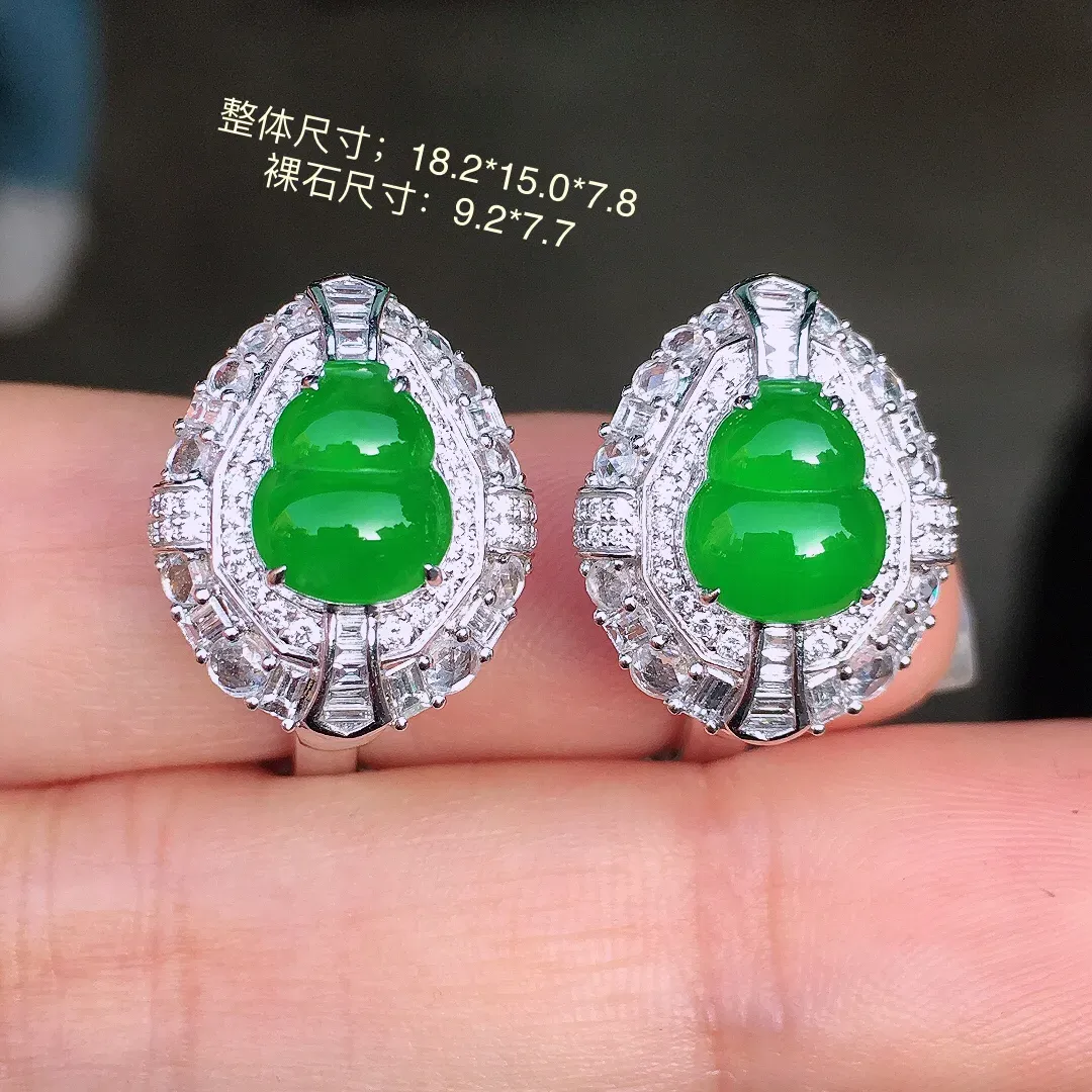 阳绿葫芦耳钉，色泽均匀艳丽，玉质细腻，荧光感超
强，饱满圆润，尽显优雅气质，18k
金豪华镶嵌