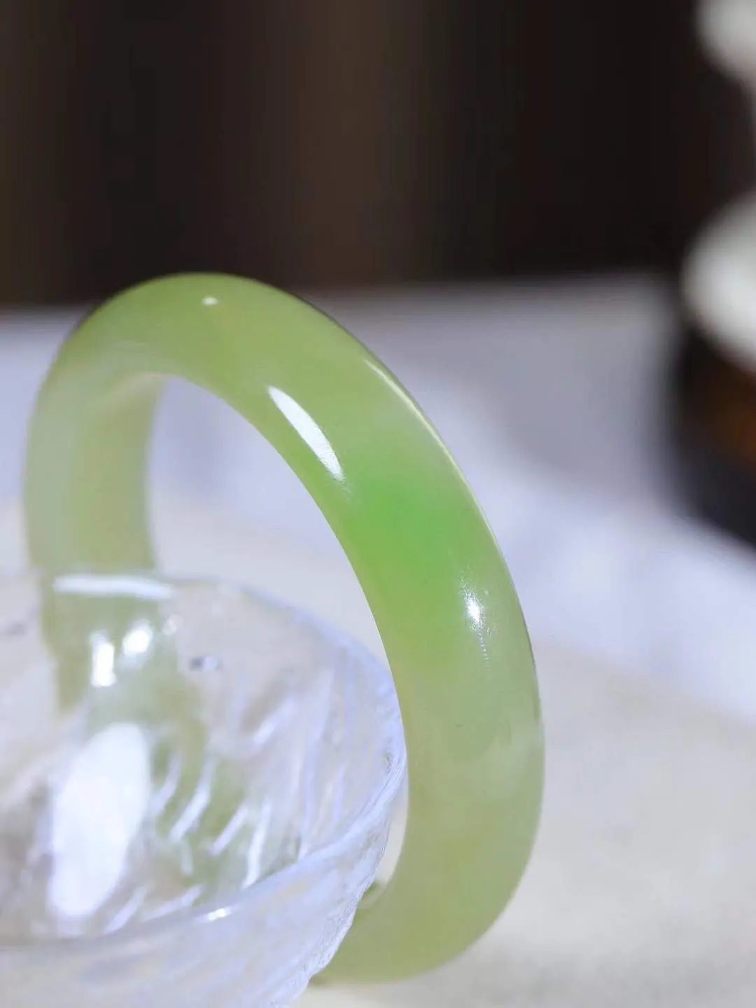 【翠色怡人.手镯】

精品和田玉翠青手镯，精品超级美镯，玉质细腻饱满，️温润脂香，仙雾缥缈，怡静如画，意蕴十足～，戴于腕间，神秘与高贵并存，给人以出尘的风雅，优美脱俗，气质非凡。重63.4克 内径57.5mm尺寸14.8-8.5mm19125800A