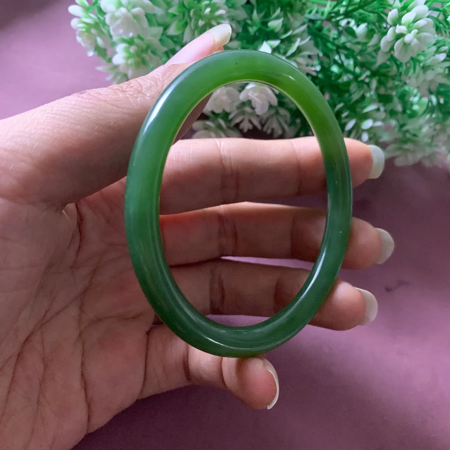 59.5圈口和田玉碧玉阳绿色猫眼圆条手镯【挽间柔情】，镯型古朴典雅。在诗情画意的雨巷相遇，你是我腕间的一抹风情，有你眸有深情.清风荡漾湖间静水，我愿俯身低眉，在烟波涟漪处寻你