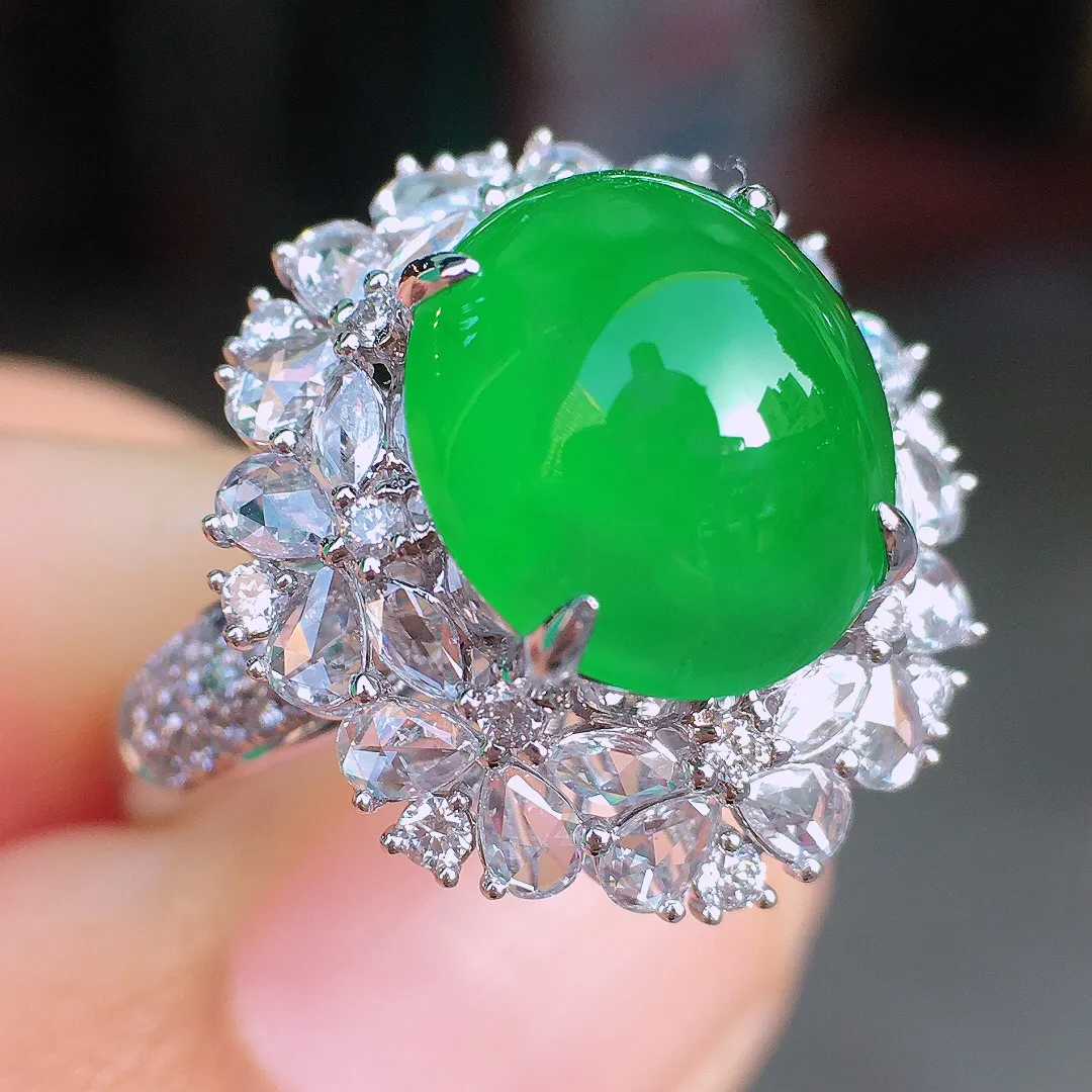 阳绿蛋面戒指，色泽均匀艳丽，玉质细腻，荧光感超
强，饱满圆润，尽显优雅气质，18k
金豪华镶嵌
