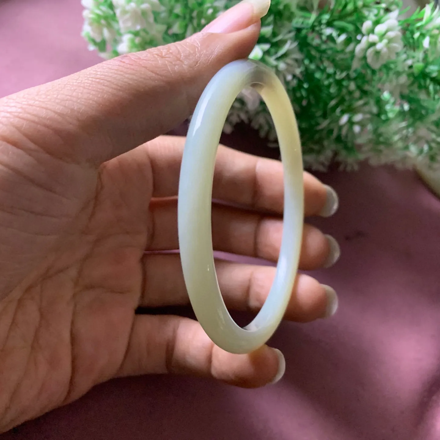 64圈口和田玉手镯【挽间柔情】，镯型古朴典雅。在诗情画意的雨巷相遇，你是我腕间的一抹风情，有你眸有深情.清风荡漾湖间静水，我愿俯身低眉，在烟波涟漪处寻你