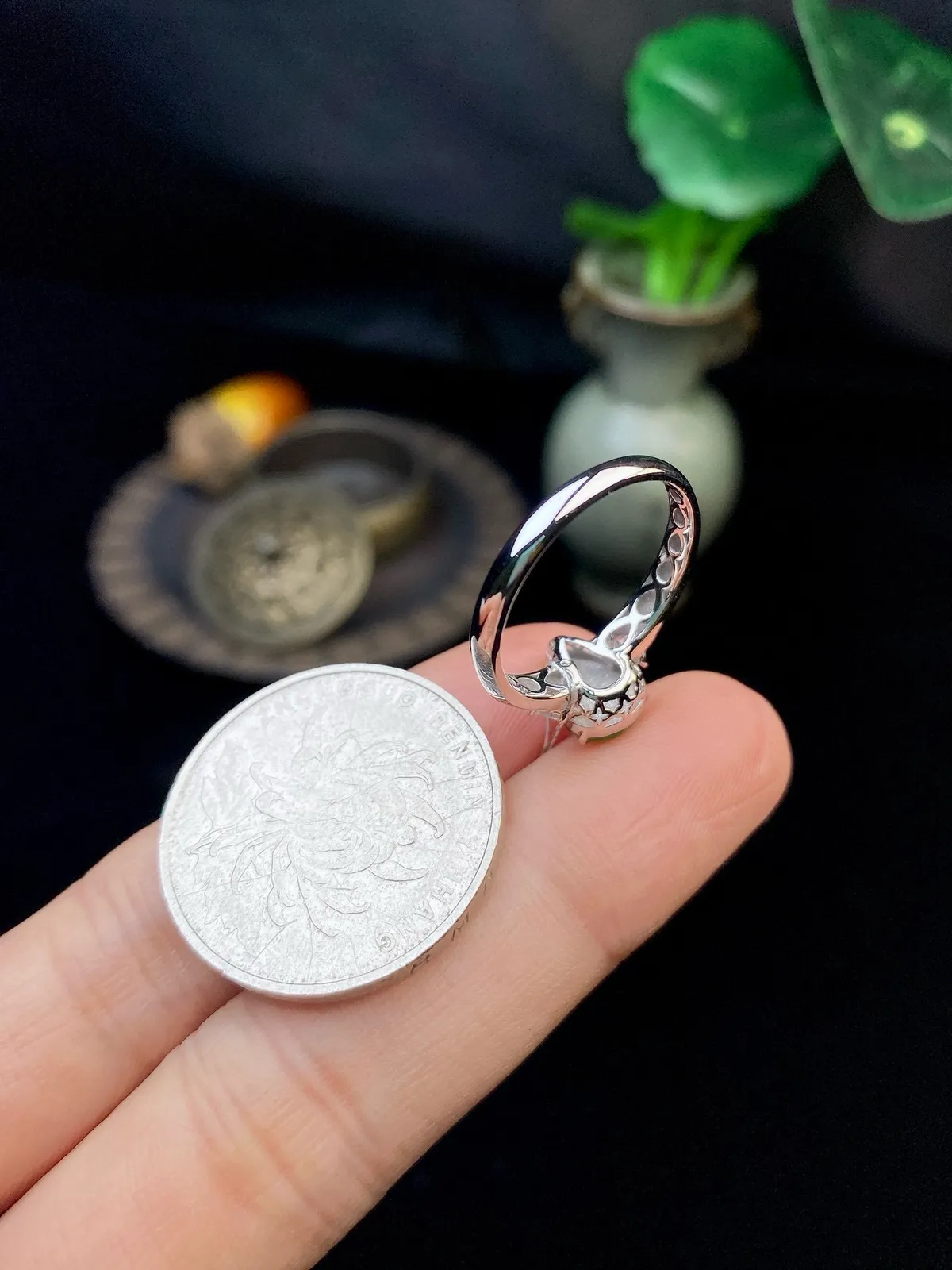 【冰种满绿葫芦戒指】质地细腻，冰润起光，胶感强烈，冰感明显，18K金钻精美镶嵌，裸石尺寸8.6*6.7*3.7毫米