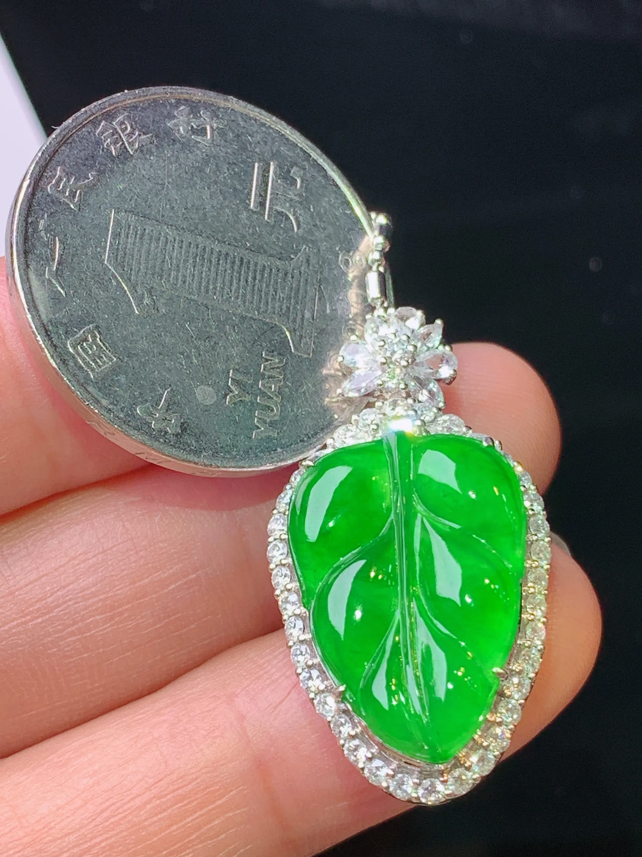 18k金钻镶嵌满绿树叶吊坠 玉质细腻 水润亮眼 色泽艳丽 整体尺寸30.3*16.7*9