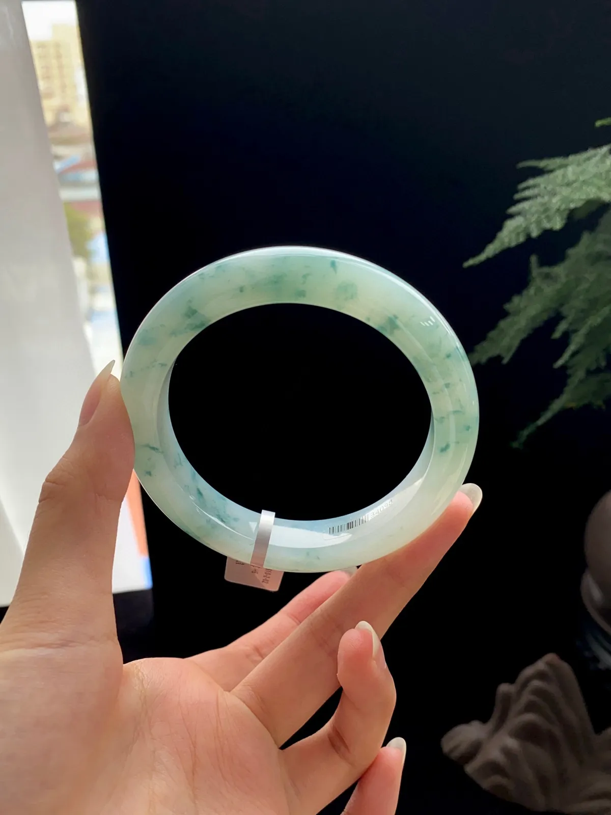 【飘花】
尺寸：58.3*12.4*9.6
丝丝飘花晕染在镯中，灵动飘逸，将山水意境体现的淋漓尽致