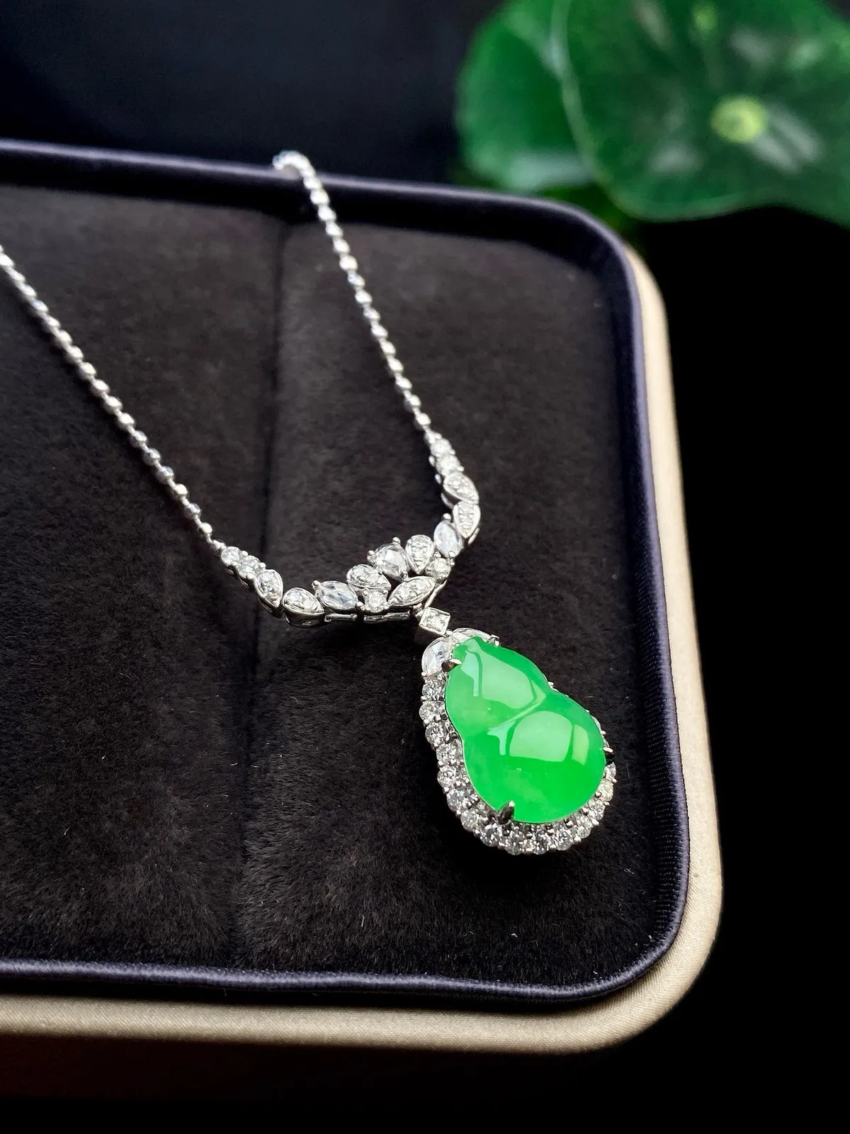 【冰种满绿葫芦吊坠】种水色俱全，冰透闪亮，通透感饱满度很好，18k金钻豪华镶嵌，裸石尺寸11.5*8