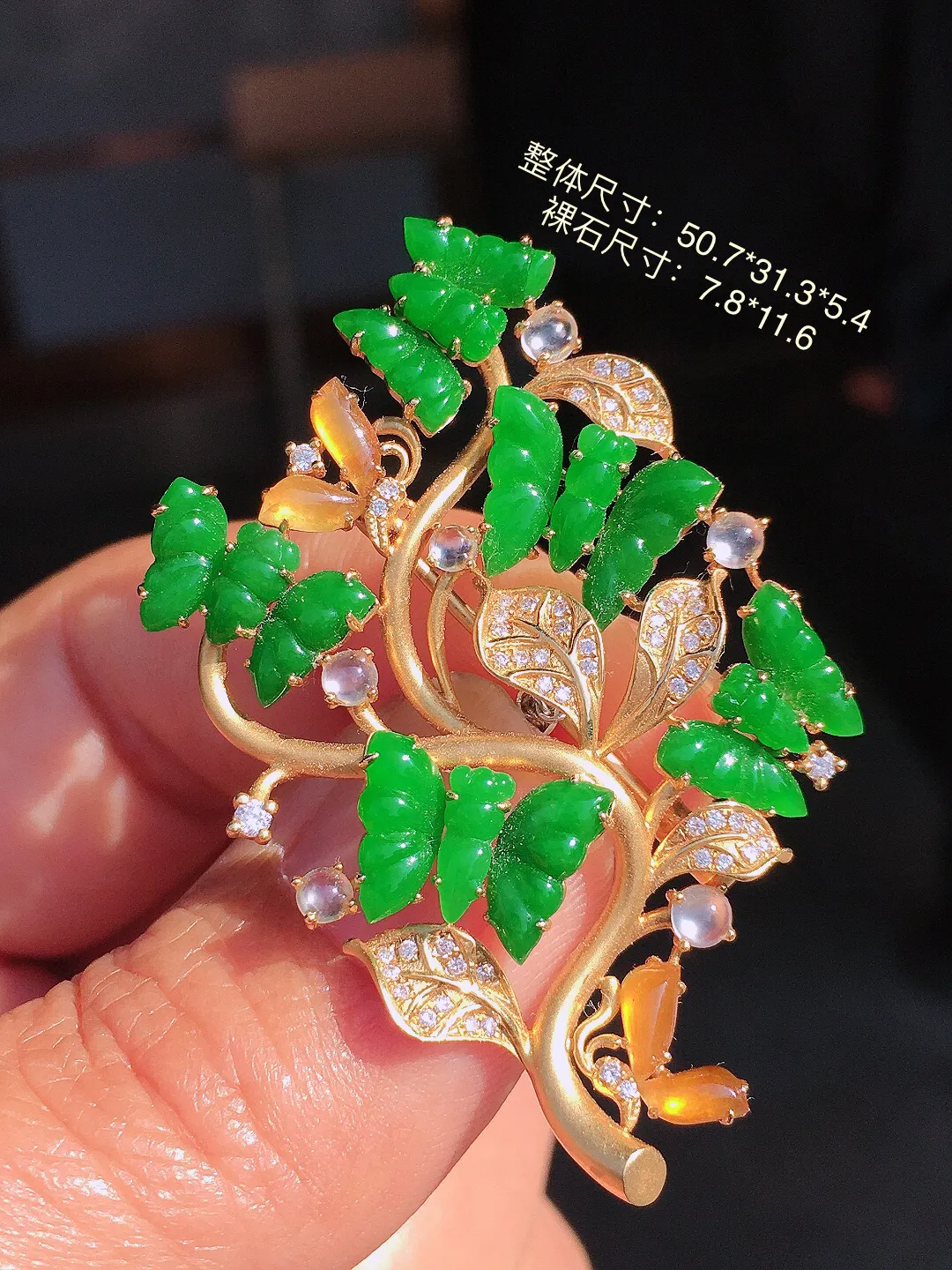 阳绿蝴蝶胸针/吊坠两用款，色泽均匀艳丽，玉质细腻，荧光感超
强，饱满圆润，尽显优雅气质，18k
金豪华镶嵌