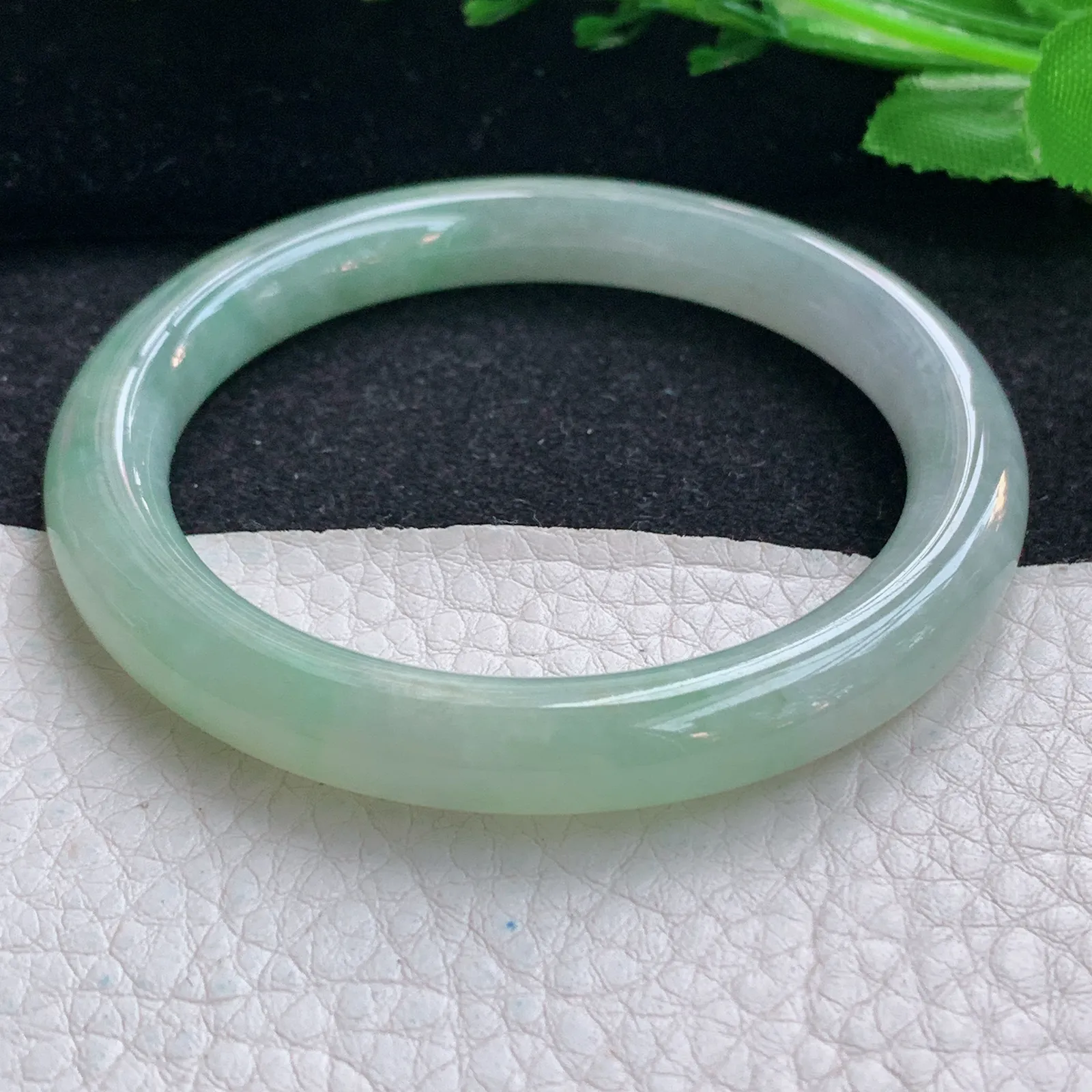 n自然光53.5*8.5叮当镯 翡翠a货玉手镯水润清新秀气圆条玉手环 美人镯