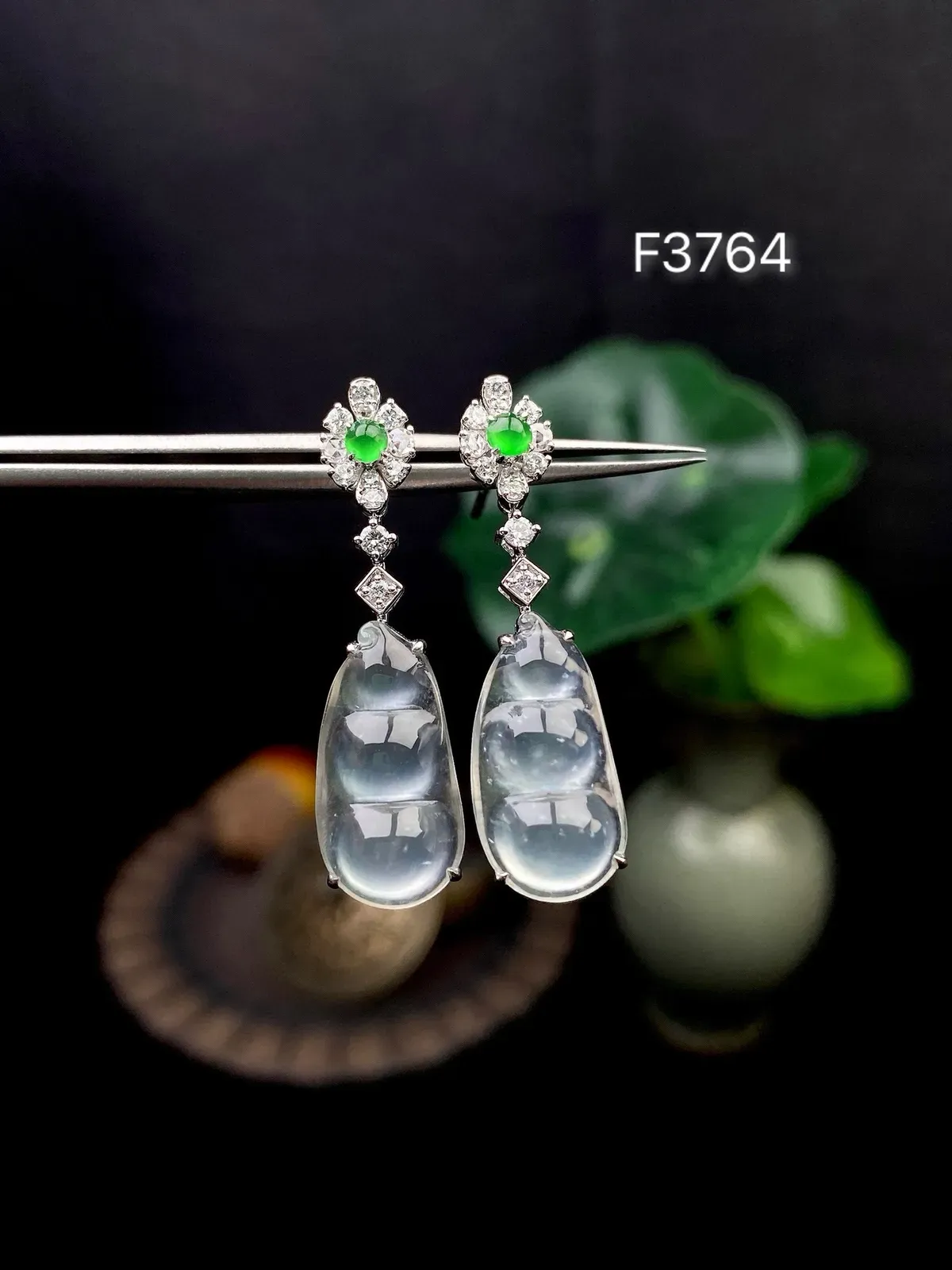 【冰种福豆耳坠】多子多福，豆子品质上佳，饱满度不错，冰润通透，起强胶感，光泽强烈。18K金钻精美镶嵌