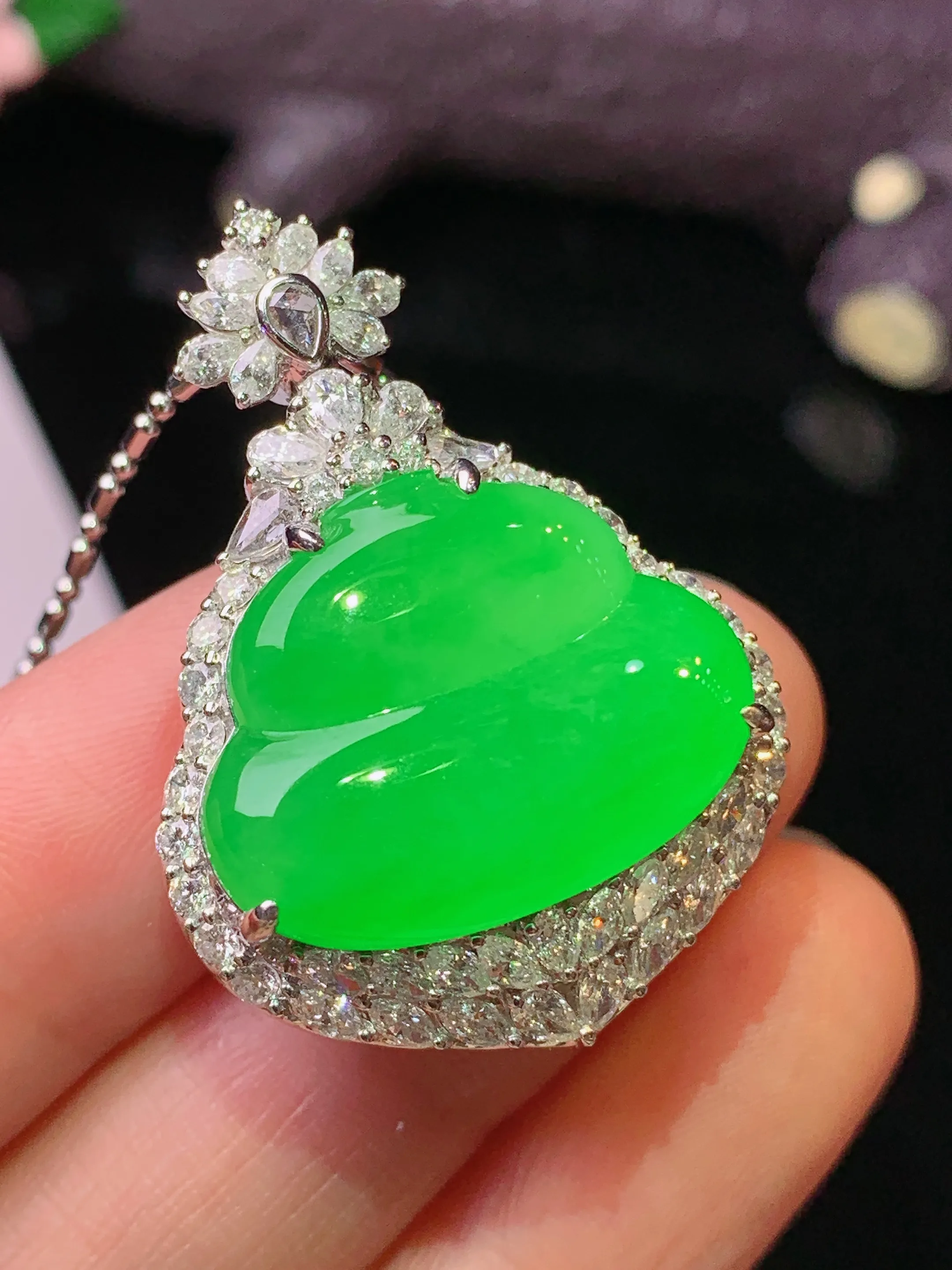 18k金钻镶嵌满绿葫芦吊坠 玉质细腻 水润亮眼 色泽艳丽 整体尺寸34.8*25*13