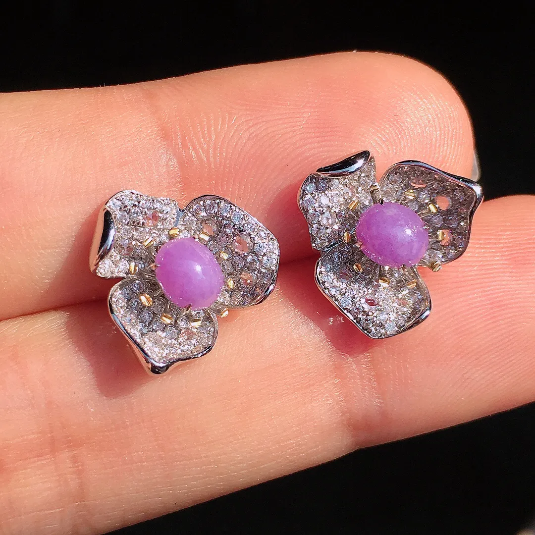 紫罗兰蛋面耳钉，色泽均匀艳丽，玉质细腻，荧光感超
强，饱满圆润，尽显优雅气质，18k
金豪华镶嵌