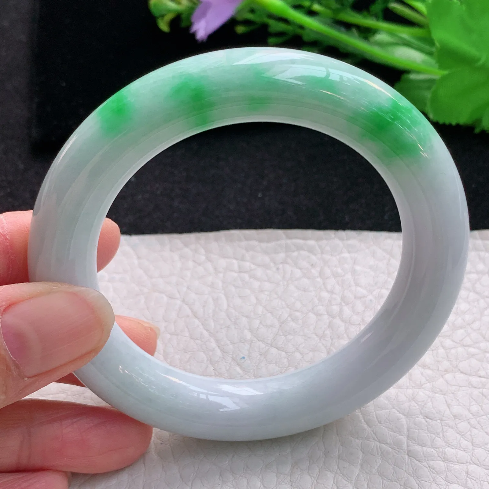 cc自然光56.5*12.3*12胖圆镯 天然缅甸翡翠飘绿圆条玉手镯 珠宝玉手环