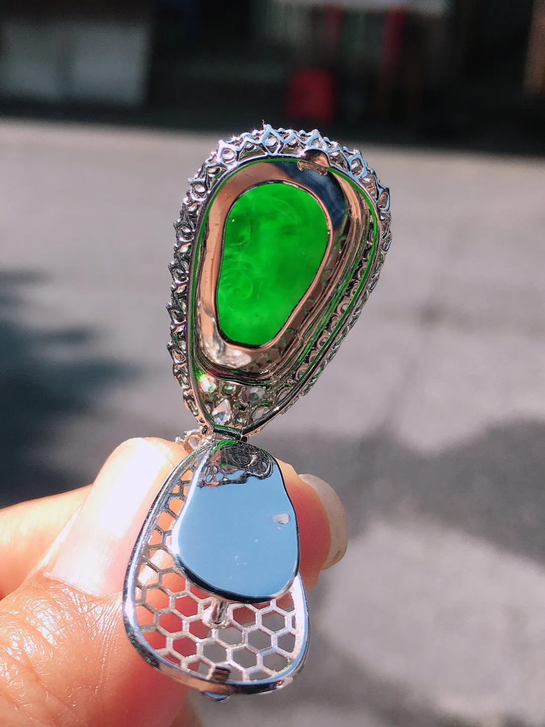 阳绿如意吊坠，色泽均匀艳丽，玉质细腻，荧光感超
强，饱满圆润，尽显优雅气质，18k
金豪华镶嵌