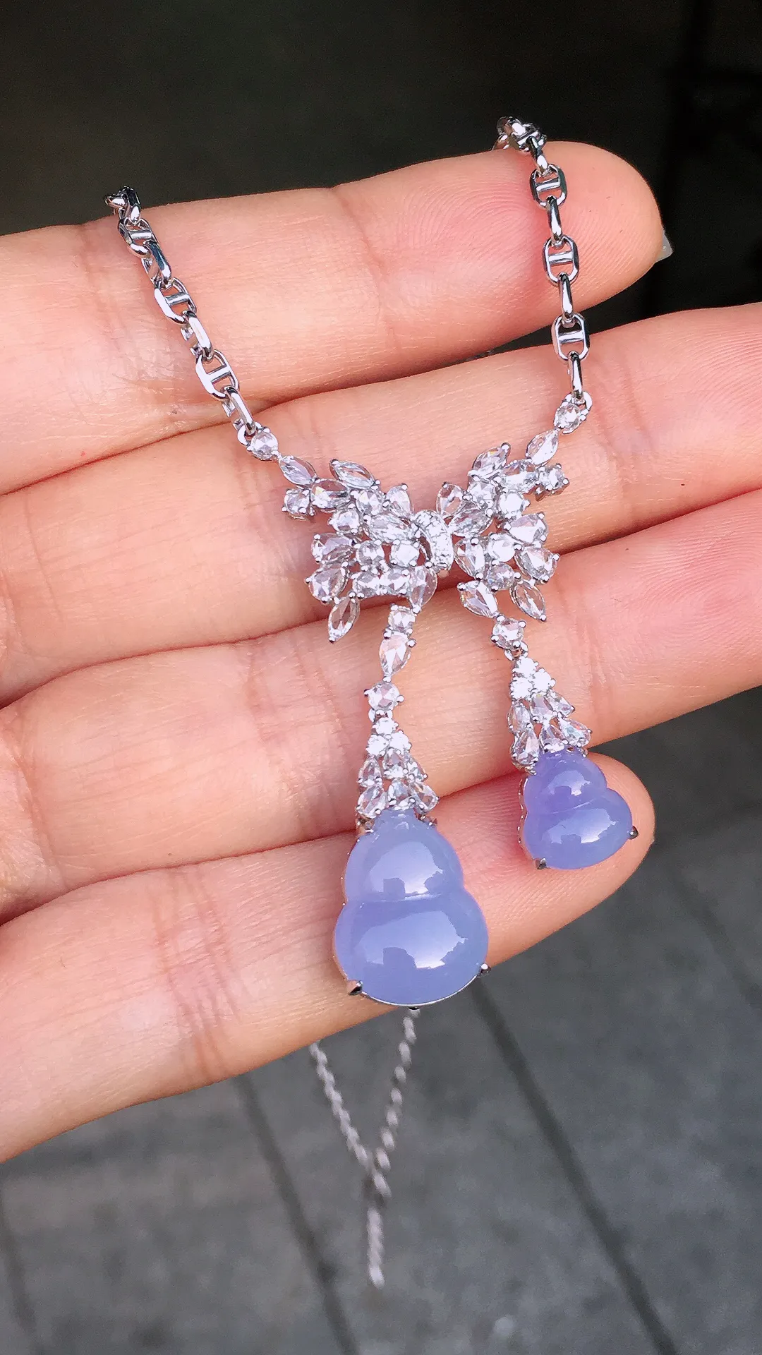 紫罗兰葫芦项链，色泽均匀艳丽，玉质细腻，荧光感超
强，饱满圆润，尽显优雅气质，18k
金豪华镶嵌