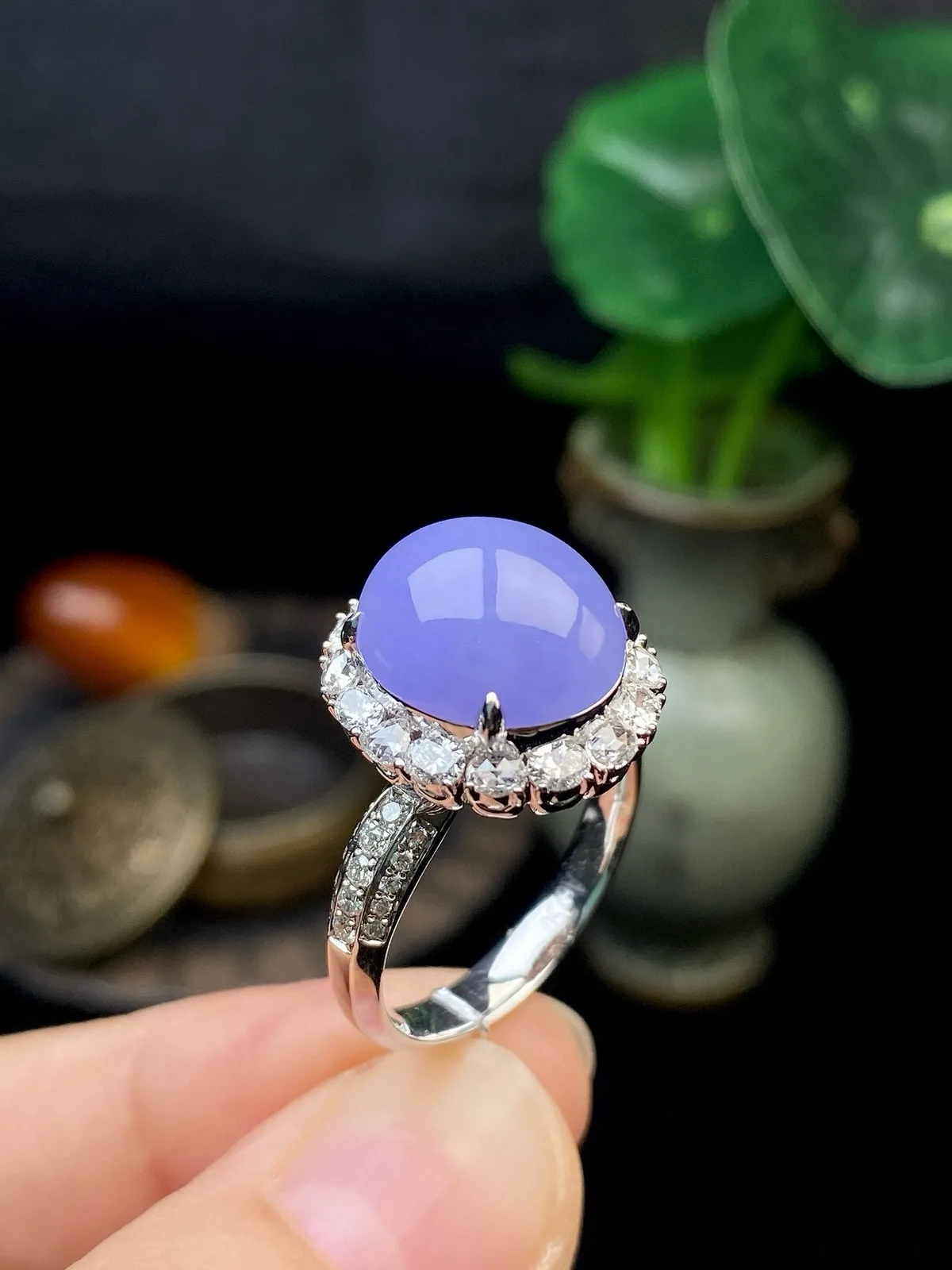 【冰种紫蛋面戒指】质地细腻，饱满度很好，晶莹剔透，18k金钻镶嵌，裸石尺寸12.6*10.9*5.2毫米