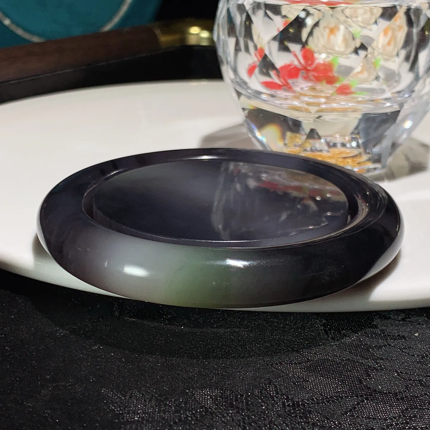 58圈口和田玉三色帝王紫翠青圆条手镯。58圈口条宽11厚11重137克。镯子心尺寸玉质细腻油润。手推出油。佩戴高端典雅。lt251208