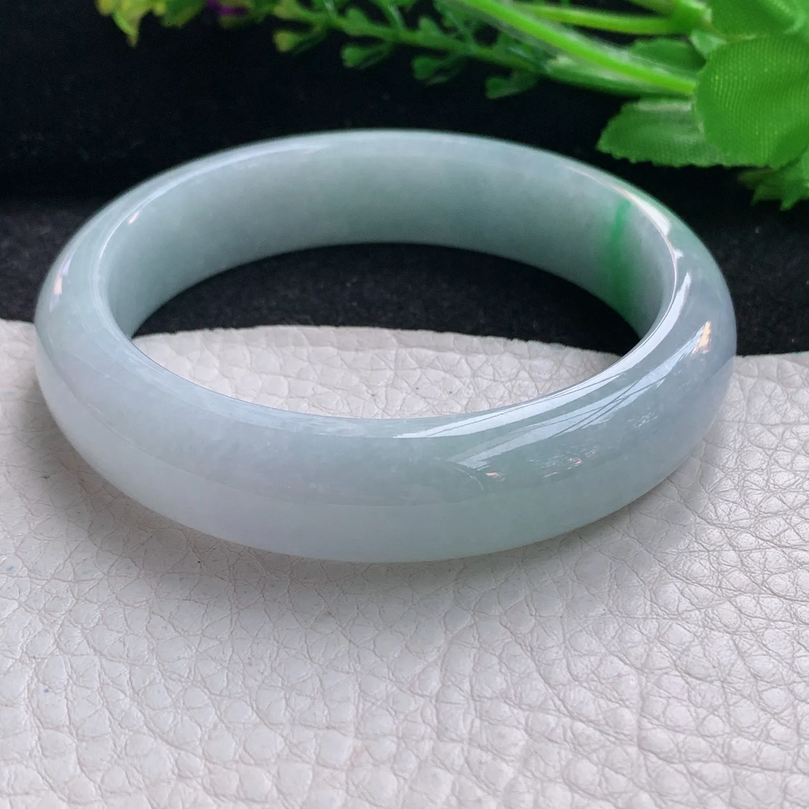 js自然光57.5*14.2*8平安镯 天然缅甸翡翠飘绿清新宽边玉手镯 珠宝玉手环