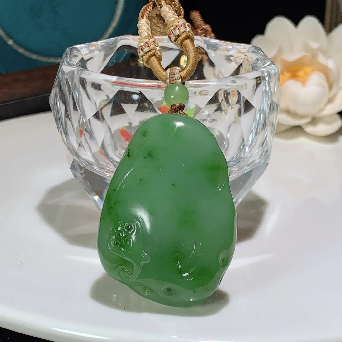 和田玉苹果绿俄罗斯碧玉连年有余挂件。尺寸45/32/14重33.5克。玉质细腻油润。手推出油。佩戴高端典雅。lt251208
