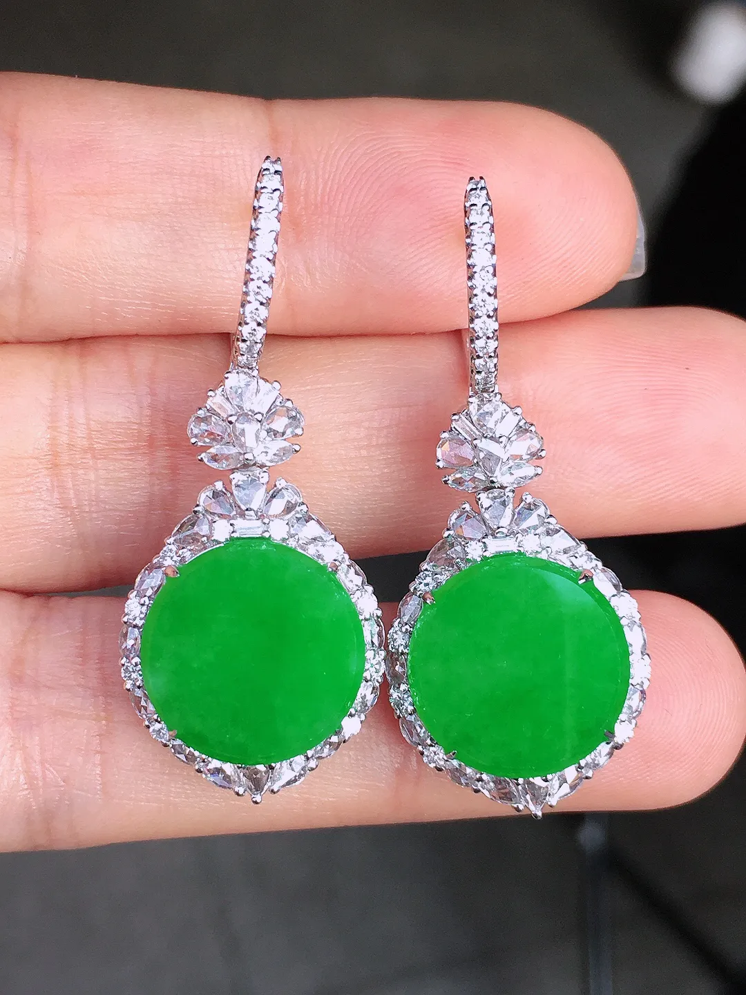 阳绿平安扣耳坠，色泽均匀艳丽，玉质细腻，荧光感超
强，饱满圆润，尽显优雅气质，18k
金豪华镶嵌