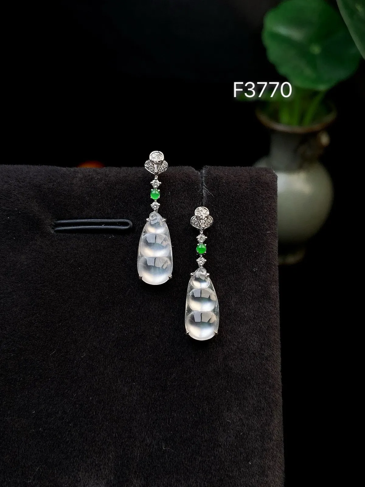 【冰种福豆耳坠】多子多福，豆子品质上佳，饱满度不错，冰润通透，起强胶感，光泽强烈。18K金钻精美镶嵌