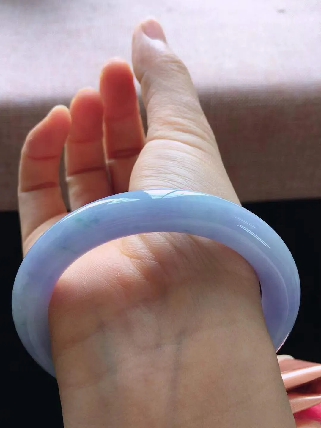 【翡翠名称】老种紫罗兰55.8圈口圆条翡翠手镯
【翡翠尺寸】55.8*10*9.7mm适合56-58正圈口佩戴
【翡翠描述】缅甸天然翡翠A货，种老水足，玉质细腻，色泽靓丽，性价比高，佩戴效果好！