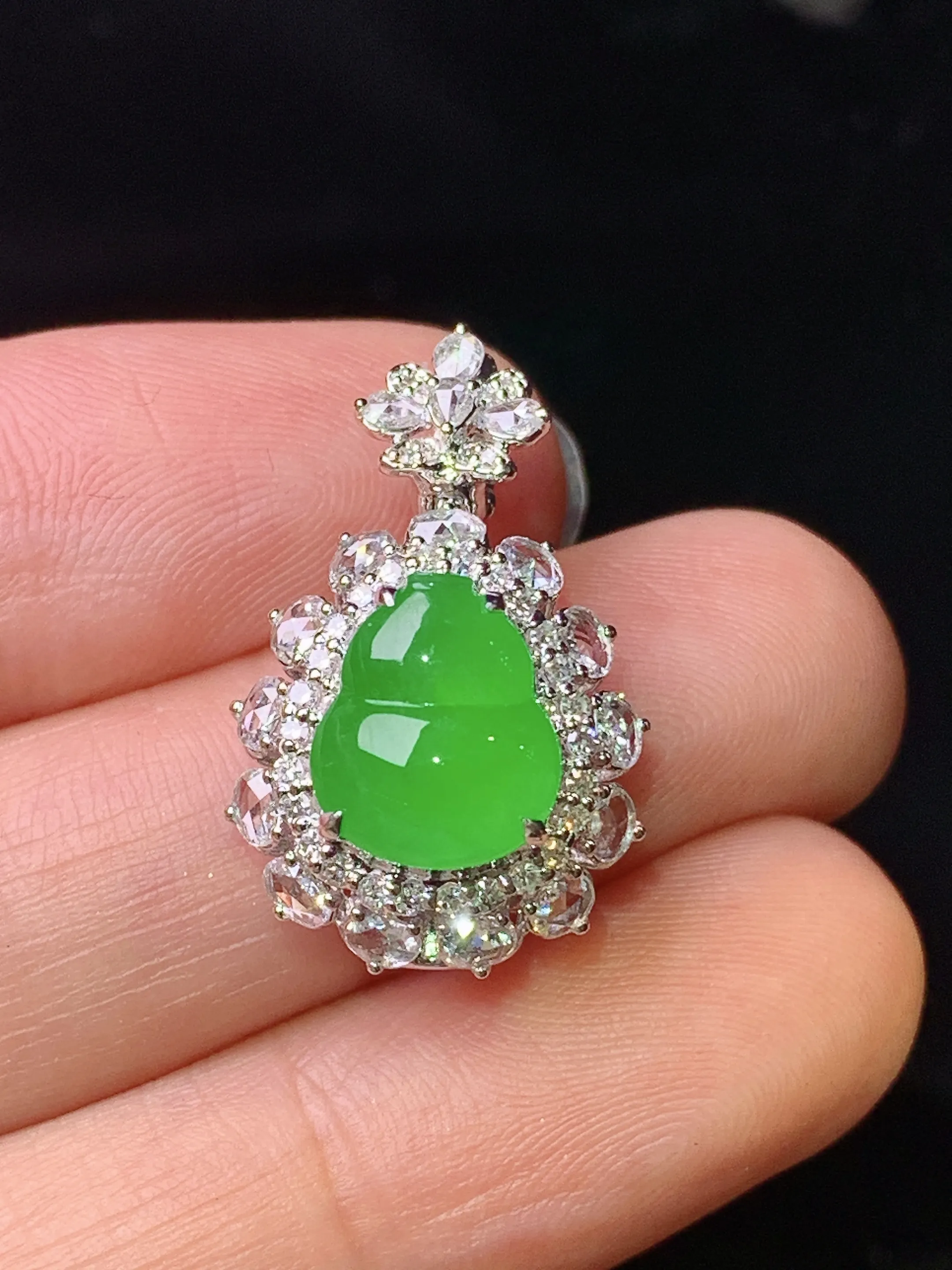 18k金钻镶嵌满绿葫芦手链吊坠两用款 玉质细腻 水润亮眼 色泽艳丽 整体尺寸22.8*14.8*10