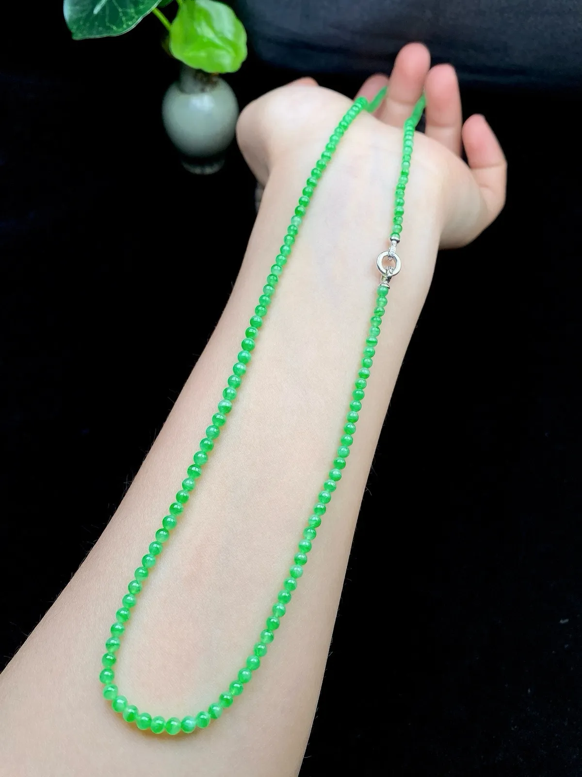 【冰种满绿珠链】珠链、手链两用款，质地细腻，光感很好，色泽娇艳纯正。完整度很不错，收藏品质