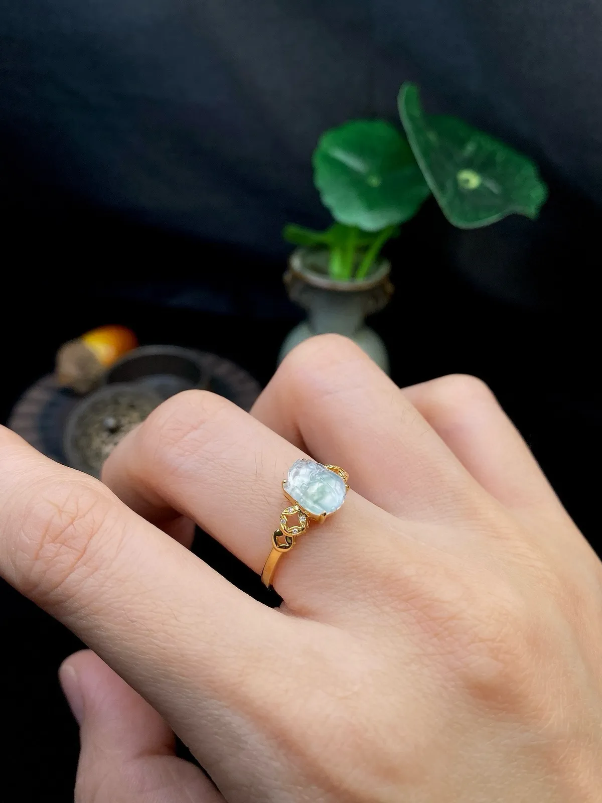 【冰种貔貅戒指】质地细腻，饱满度很好，晶莹剔透，18k金钻镶嵌，裸石尺寸7.8*6.6*2.6毫米