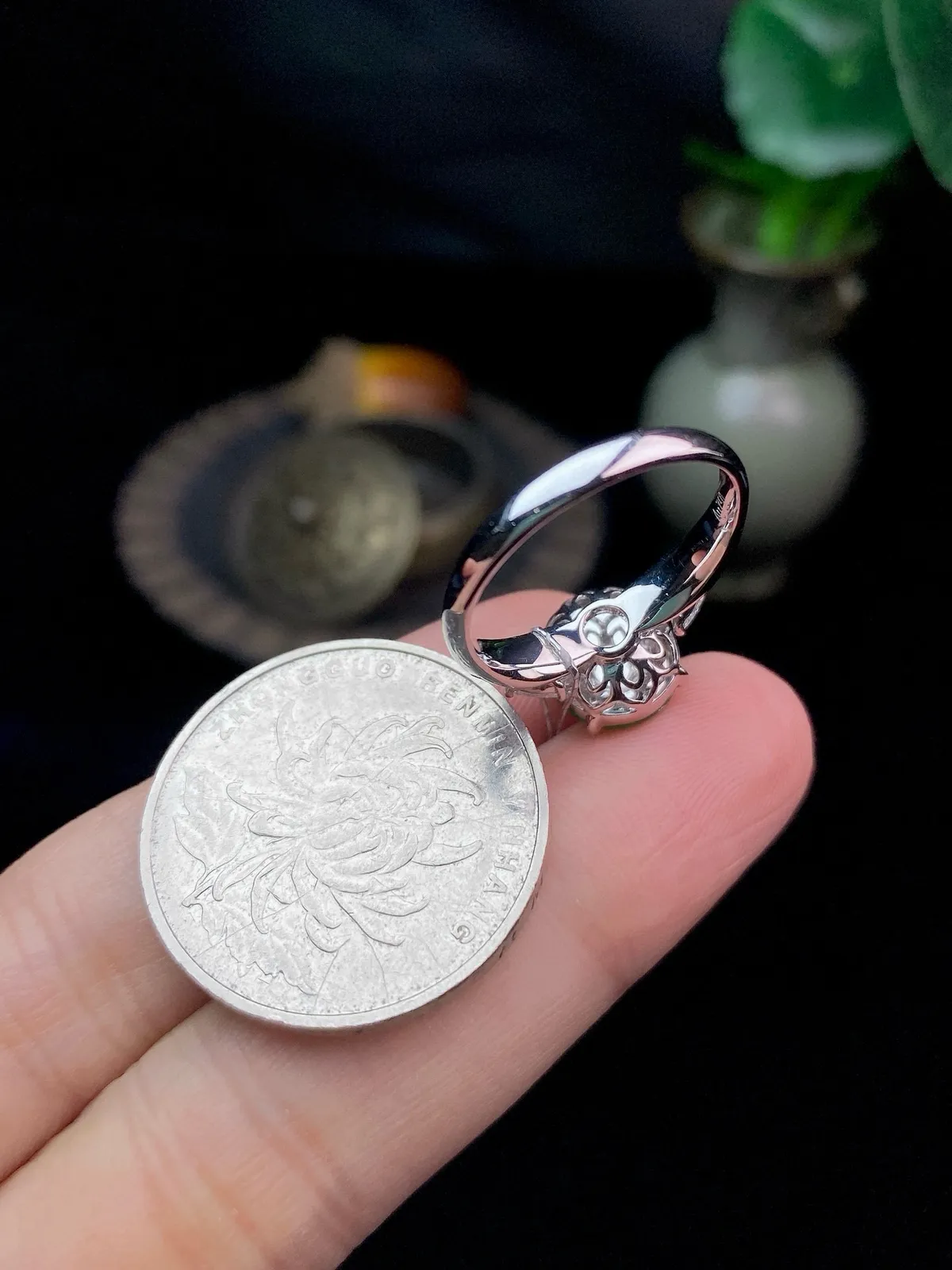 【冰种满绿蛋面戒指】种水色俱全，冰透闪亮，通透感饱满度很好，18k金钻镶嵌，裸石尺寸9.5*8.6*4.3毫米，圈口可改