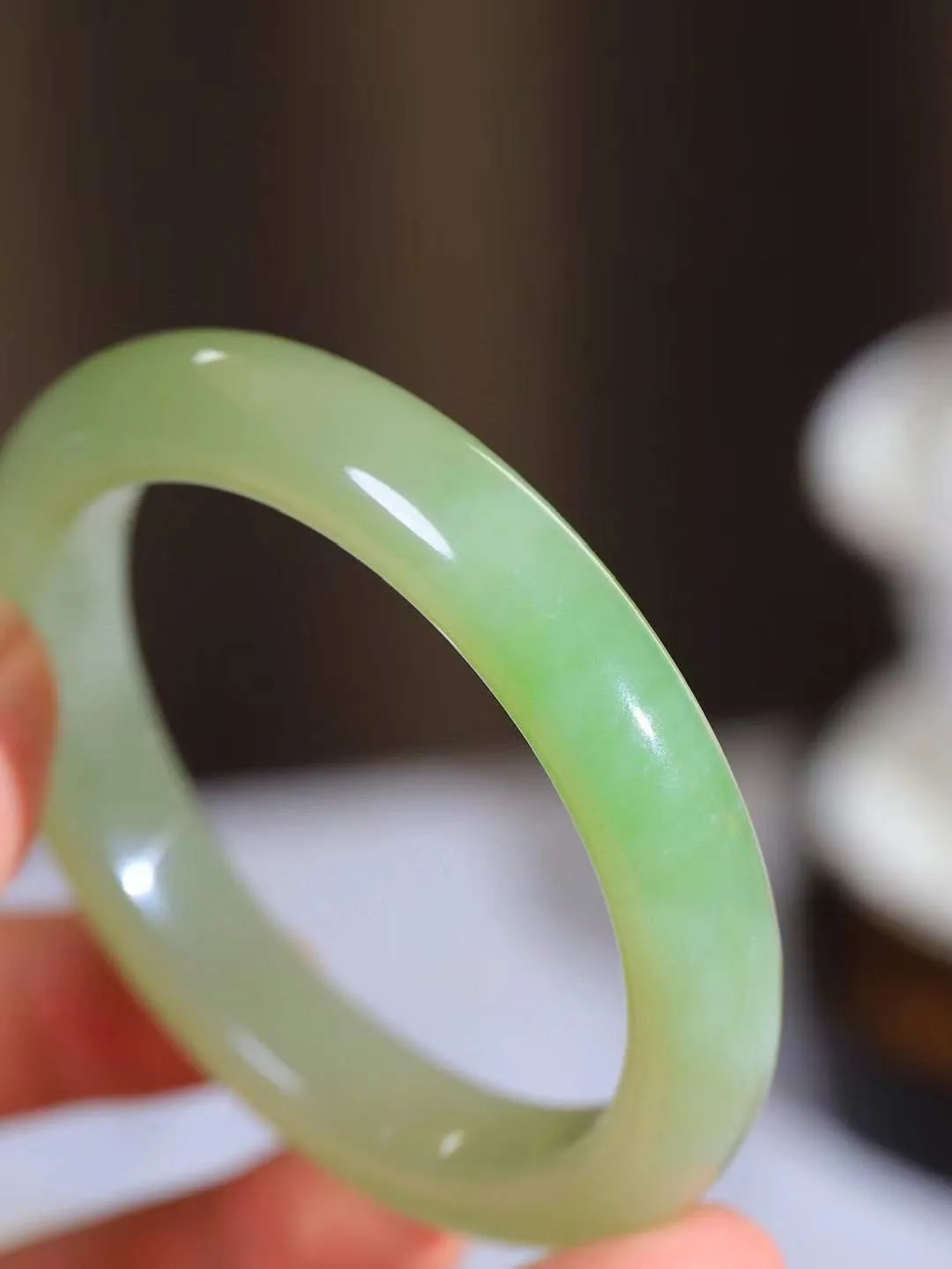 【翠色怡人.手镯】

精品和田玉翠青手镯，精品超级美镯，玉质细腻饱满，️温润脂香，仙雾缥缈，怡静如画，意蕴十足～，戴于腕间，神秘与高贵并存，给人以出尘的风雅，优美脱俗，气质非凡。重60.8克 内径58.5mm尺寸12-9.4mm19125800A