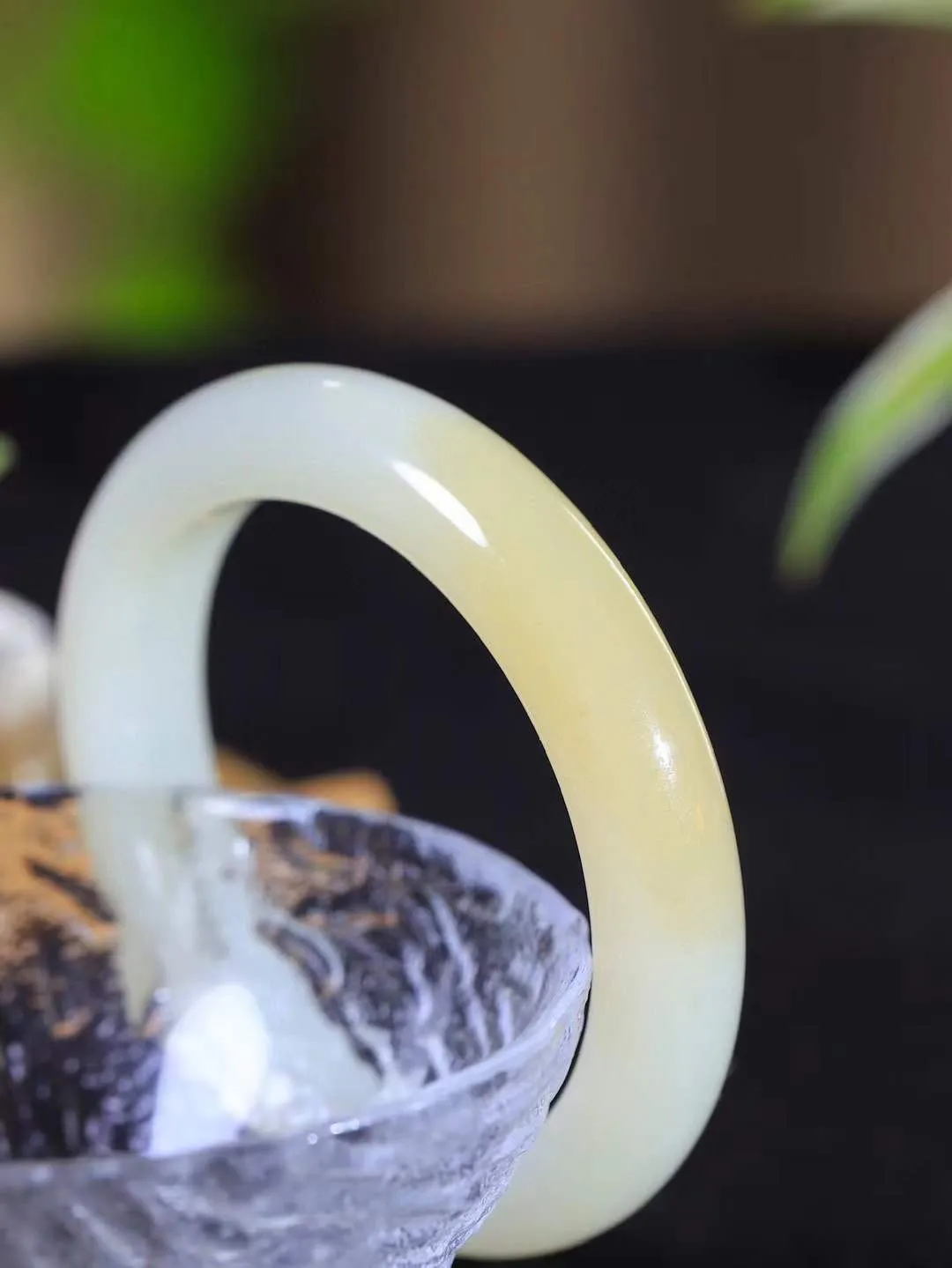 【暖玉生香·手镯】

精品和田玉糖白玉手镯，质地油润细腻，色泽高贵典雅，镯型古朴典雅。在诗情画意的雨巷相遇，你是我腕间的一抹风情，有你眸有深情，清风荡漾湖间静水，我愿俯身低眉，在烟波涟漪处，寻你深情倩影。内径58.5mm尺寸13-10.2mm重70.8克  69120858A